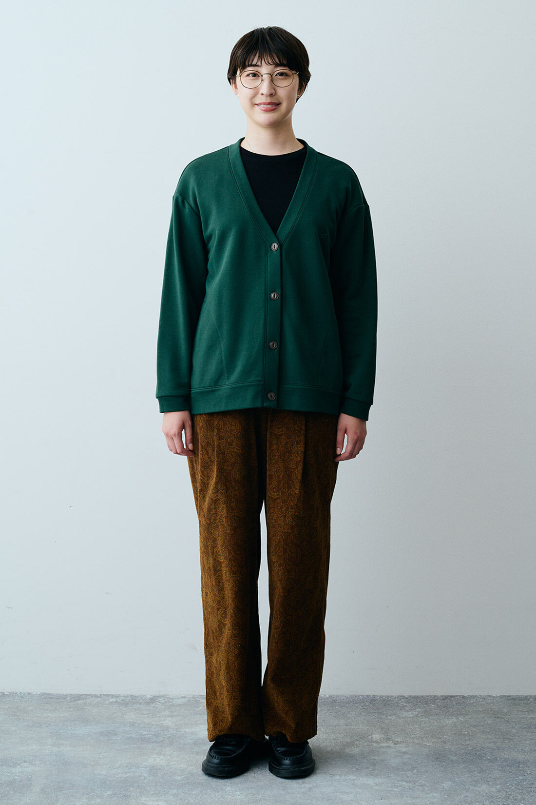 THREE FIFTY STANDARD|Ｖネックカーディガン〈グリーン〉ＴＦＳとペイズリー柄の細コールパンツＢＲ　ＴＦＳのコーディネート
