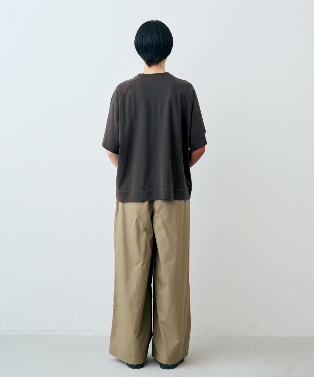 THREE FIFTY STANDARD|綿100％ 上品 接触冷感素材 ワイドパンツ 〈カーキベージュ〉のコーディネート