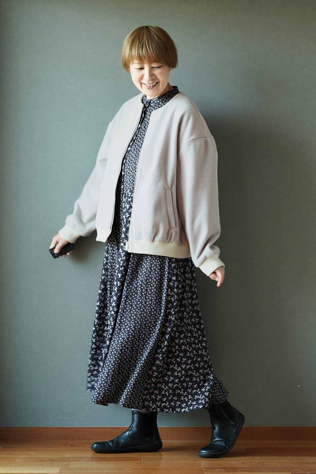 THREE FIFTY STANDARD［スリーフィフティースタンダード］|THREE FIFTY STANDARD　金子敦子さんと作った コート生地で仕立てたノーカラーブルゾン〈ライトグレー〉|クラシカルなワンピースのアウターとして。「白リブがウエストをさりげなくマークして、抑揚のあるスタイリングに」