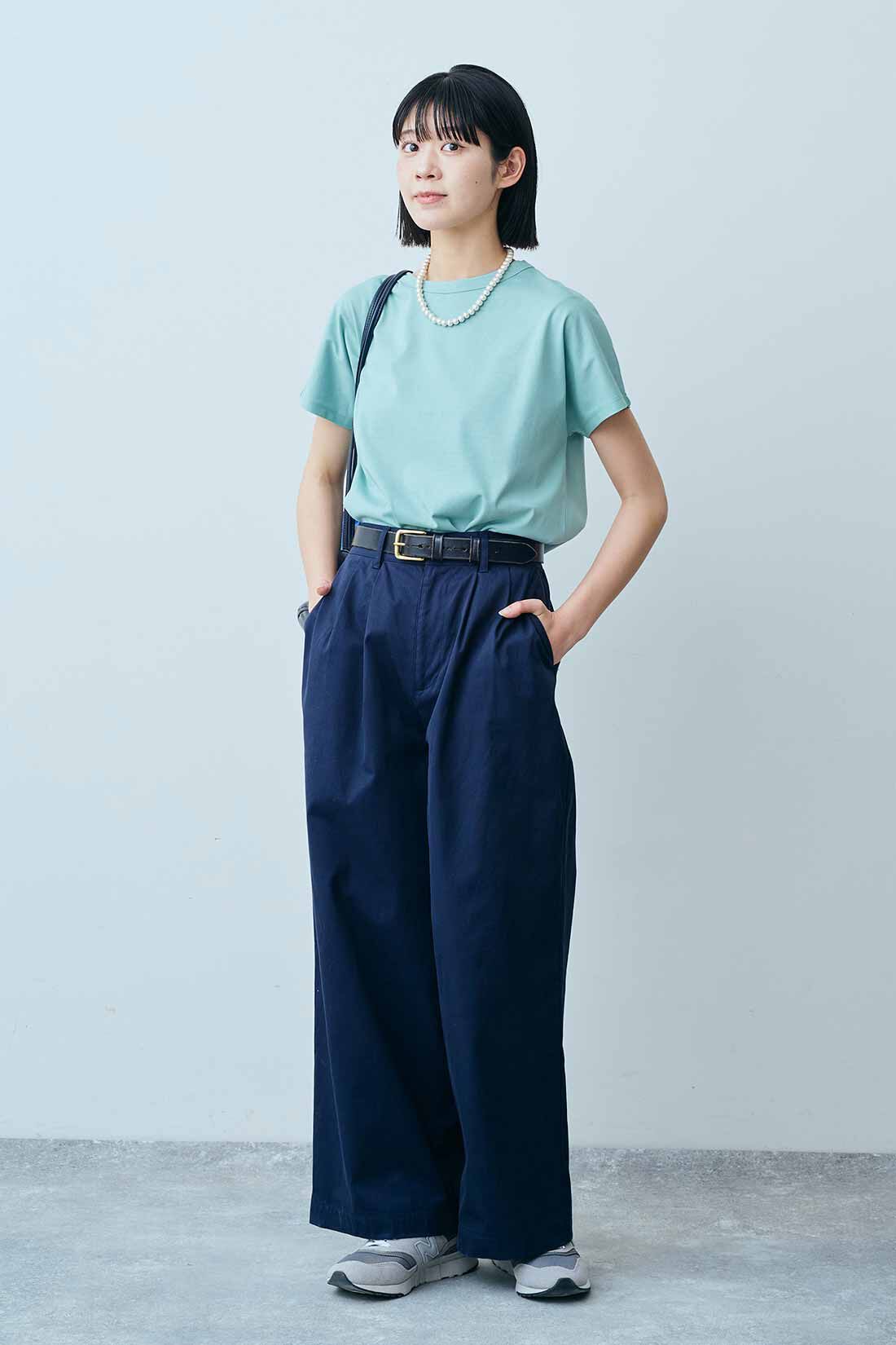 THREE FIFTY STANDARD|汗じみ軽減加工 フレンチスリーブ Ｔシャツとタック チノワイドパンツ〈ネイビー〉のコーディネート|モデル身長：163cm 着用サイズ：M