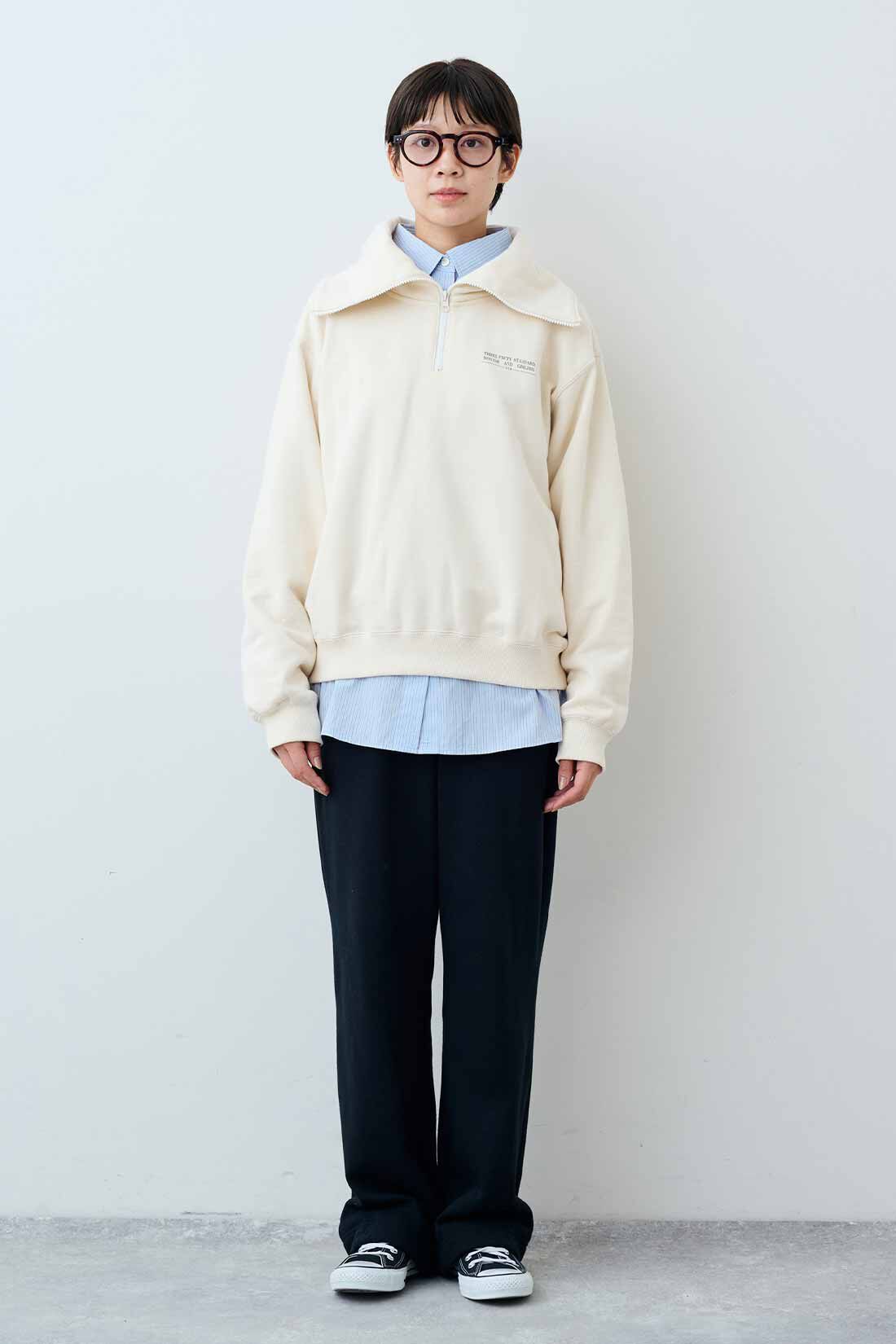 THREE FIFTY STANDARD|セーラー風のハーフジップスウェット〈アイボリー〉と裏起毛カットソーパンツの会のコーディネート|モデル身長：163cm 着用サイズ：M