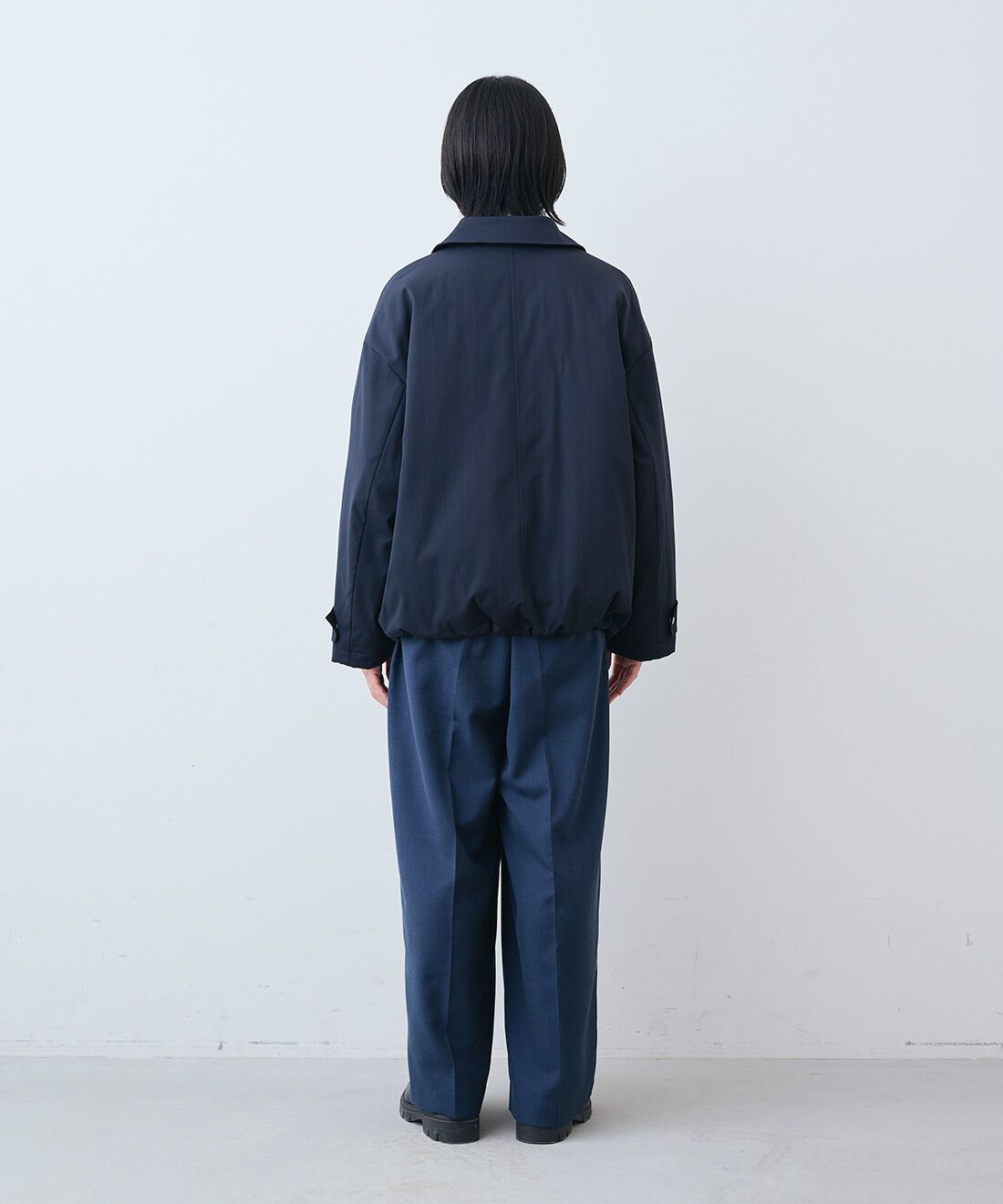 THREE FIFTY STANDARD［スリーフィフティースタンダード］|コットンツイルのダブルコート〈ブラック〉とやさしい肌ざわりシルク混 カットソー タートルのコーディネート