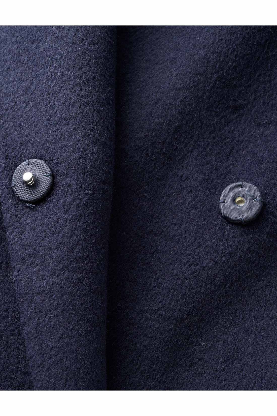 THREE FIFTY STANDARD［スリーフィフティースタンダード］|THREE FIFTY STANDARD リバー仕立てのウール混ノーカラーコート〈ネイビー〉|軽くて暖かなウール混の裏地のないリバー素材。スナップボタンで着脱もスムーズに。
