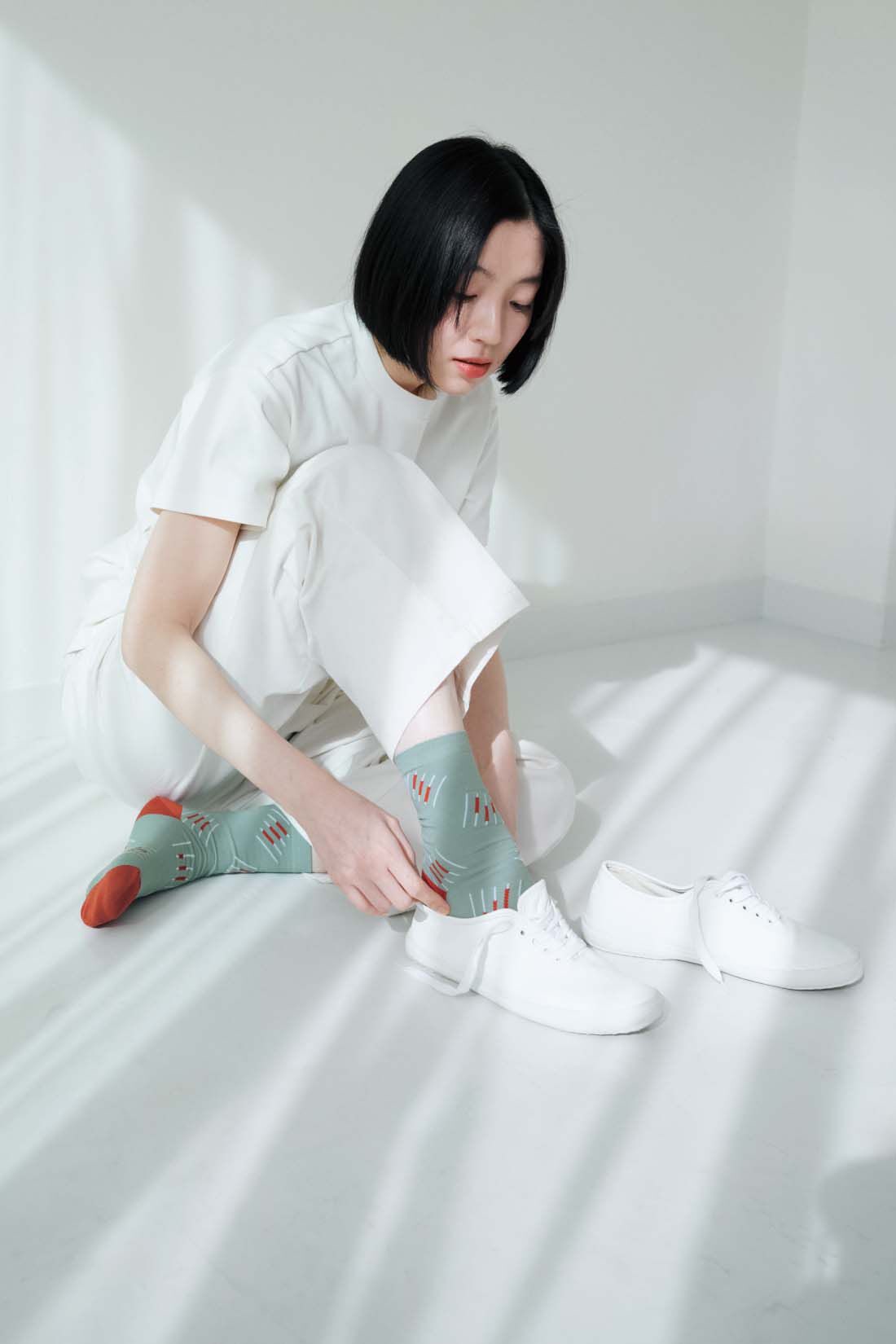 THREE FIFTY STANDARD|シルキーな肌ざわりのベーシックなTシャツの会とカジュアルすぎないチノパンツ〈アイボリー〉のコーディネート