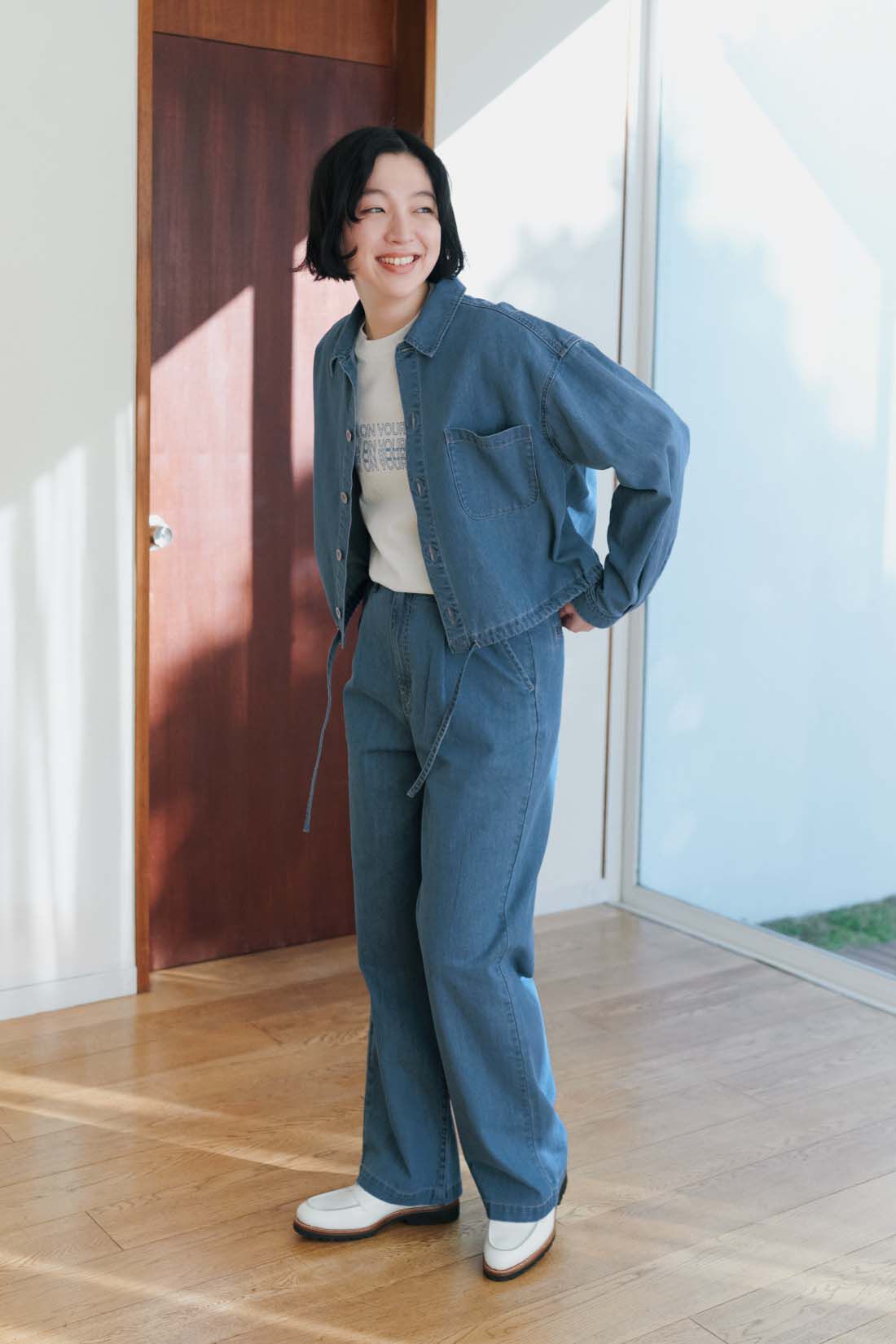 THREE FIFTY STANDARD|ライトデニムのシャツジャケットと丸胴仕様のロゴプリントＴシャツ〈オフホワイト〉のコーディネート