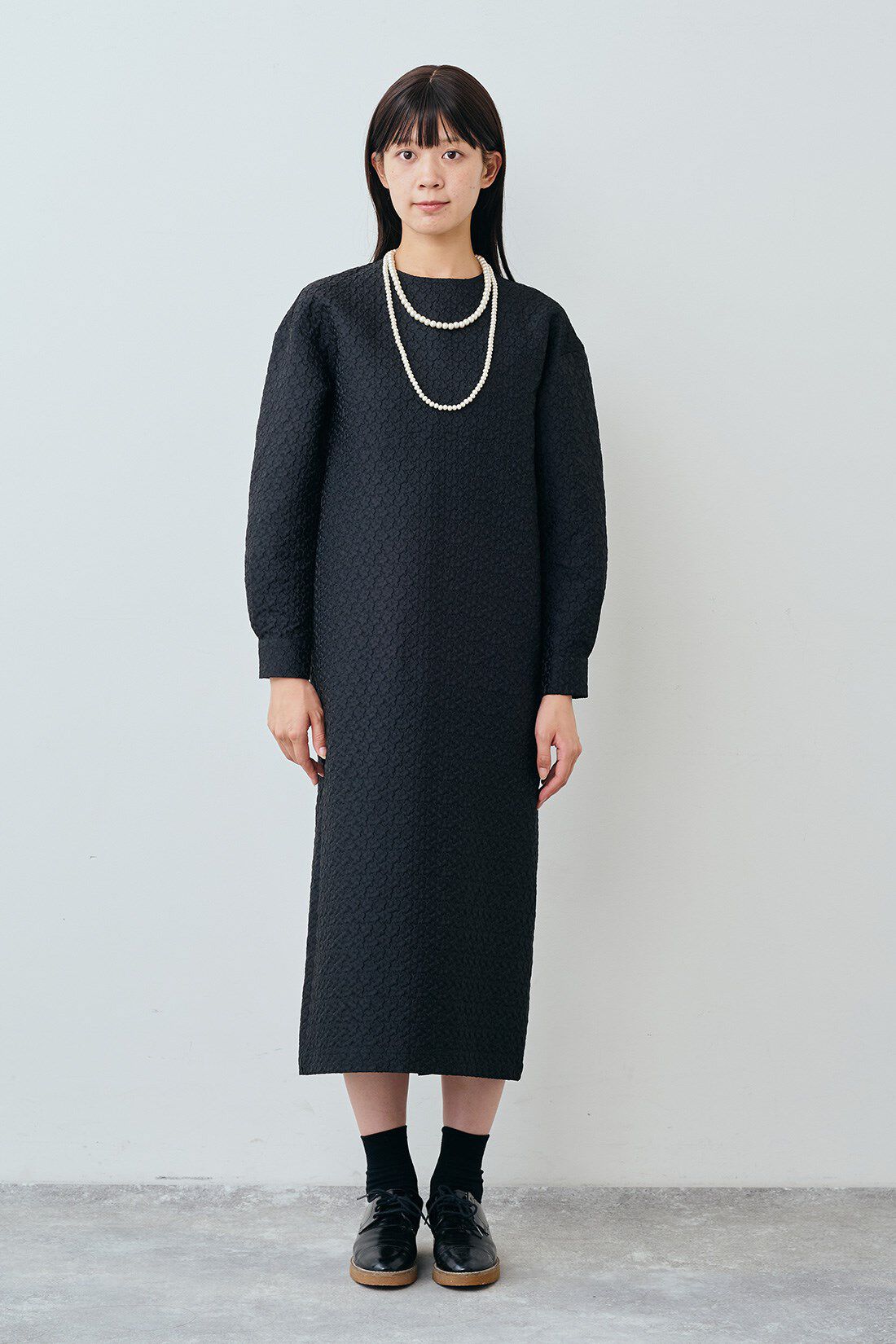 THREE FIFTY STANDARD|小谷実由さんコラボ ジャカード 花柄ワンピース〈ブラック〉と桜の木のウッドパールロングネックレスのコーディネート