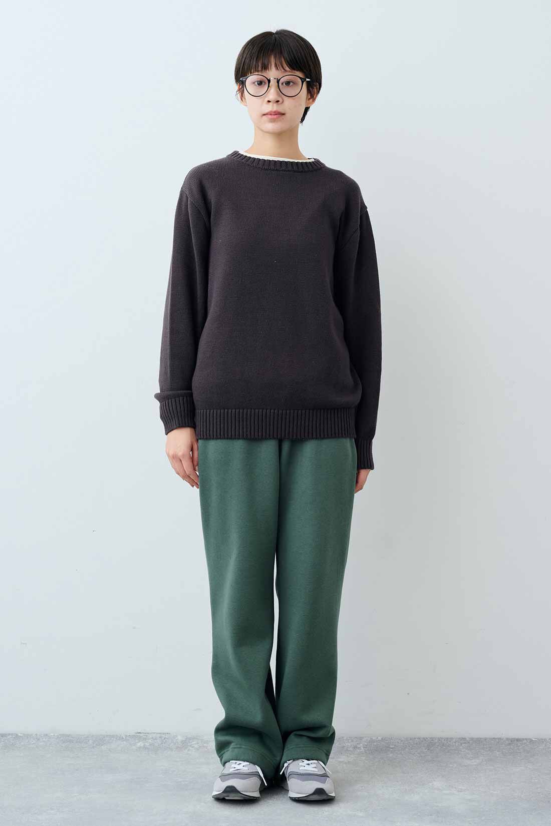 THREE FIFTY STANDARD［スリーフィフティースタンダード］|フライス編みのストレッチラグランスリーブTシャツの会と裏起毛カットソーパンツの会のコーディネート|モデル身長：163cm 着用サイズ：M