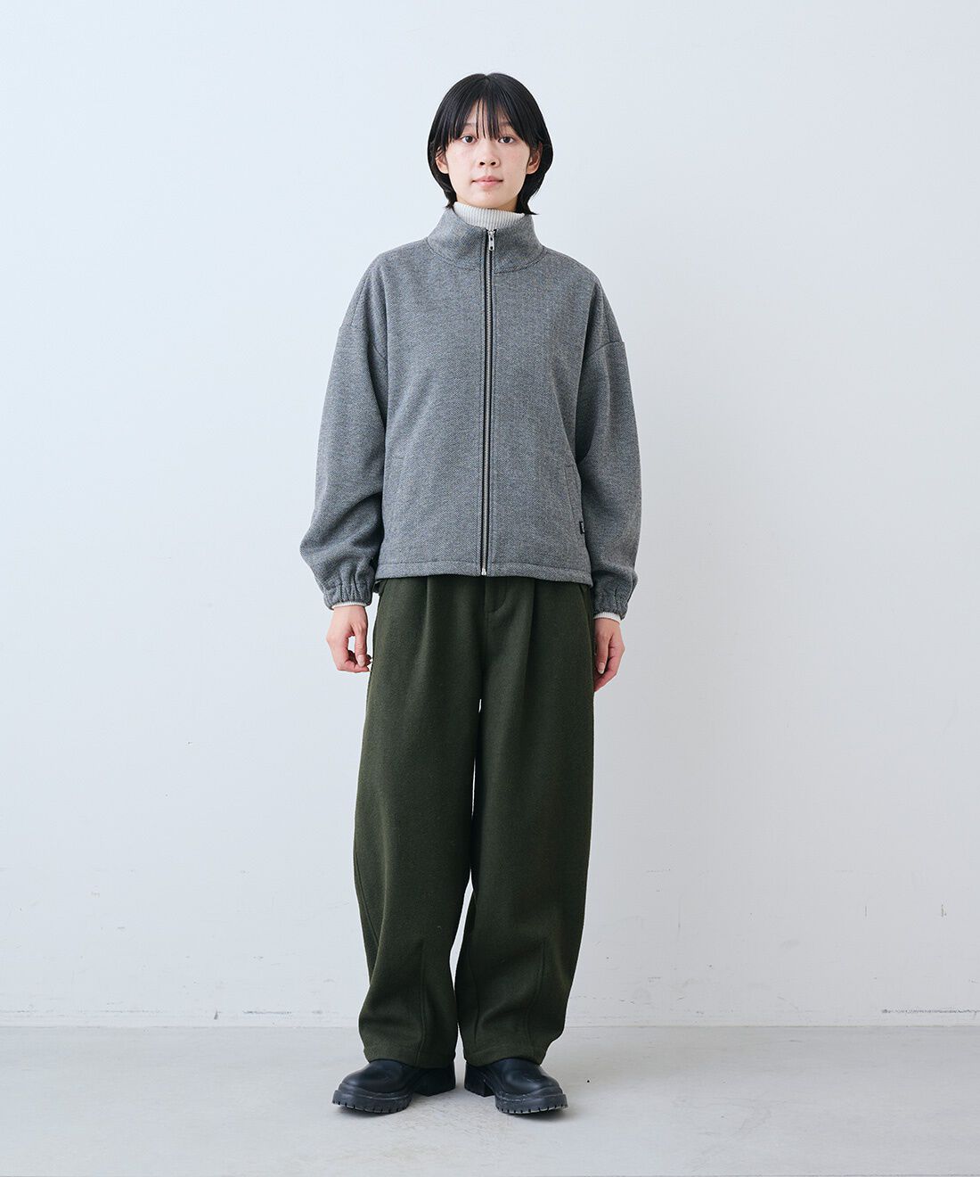 THREE FIFTY STANDARD［スリーフィフティースタンダード］|日本製コットン100％ リブ タートルとミリタリーテイストの起毛タックパンツ〈オリーブグリーン〉とレザーのワイド ボストンバッグ〈ブラック〉のコーディネート