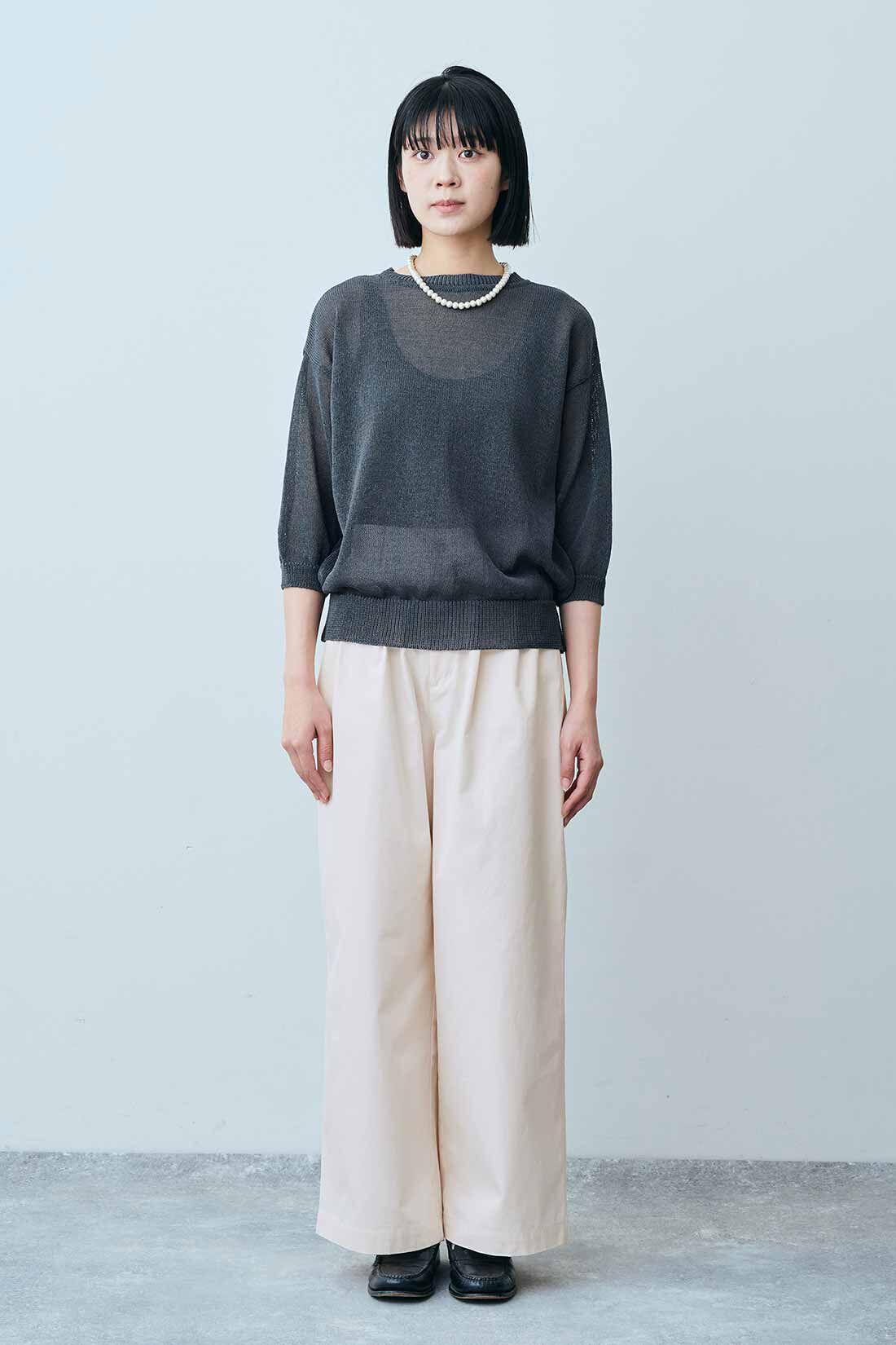 THREE FIFTY STANDARD|和紙混 2-WAYトップス〈チャコールグレー〉とタック チノワイドパンツ〈アイボリー〉のコーディネート|モデル身長：163cm 着用サイズ：M