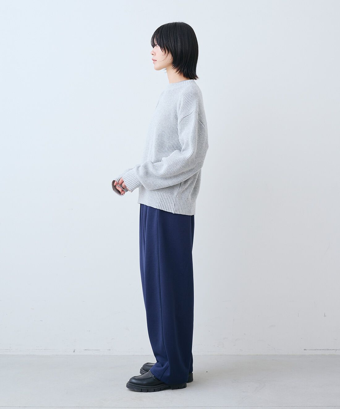 THREE FIFTY STANDARD|日本製リサイクル素材ニットセーター〈ライト杢グレー〉と裏起毛のあったかカットソー カーブパンツのコーディネート