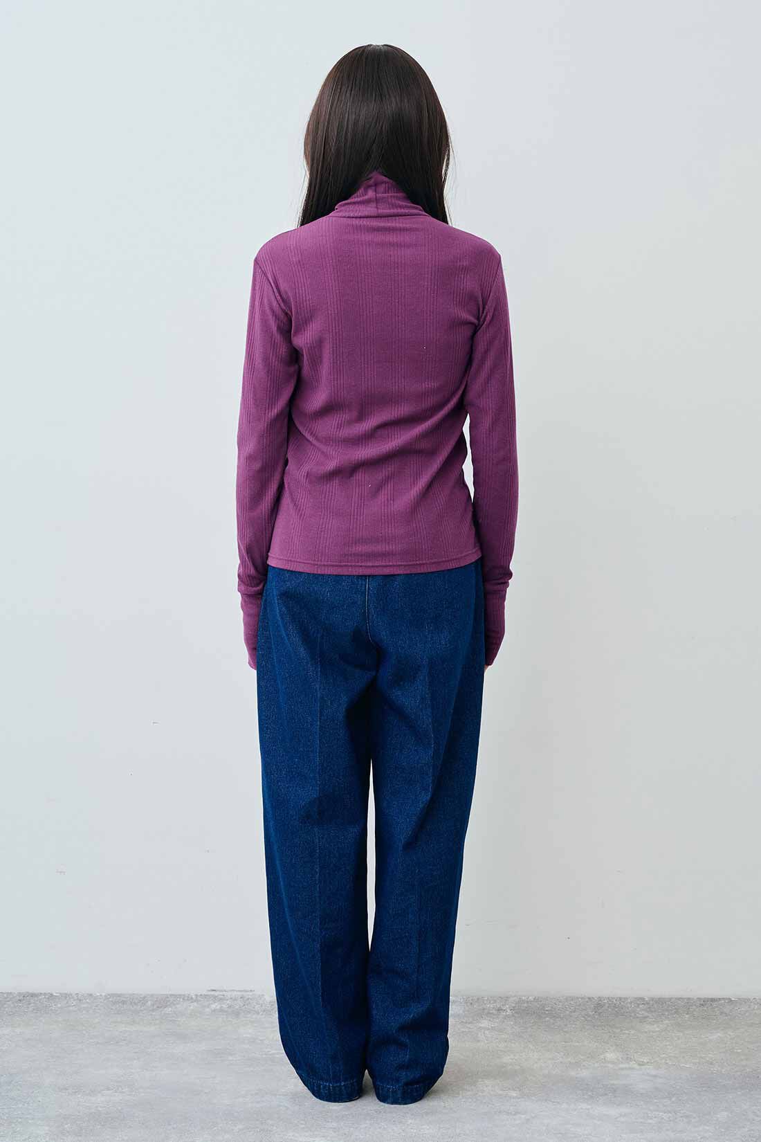 THREE FIFTY STANDARD|THREE FIFTY STANDARD ランダムテレコのカットソータートル〈パープル〉|モデル身長：163cm　着用サイズ：M