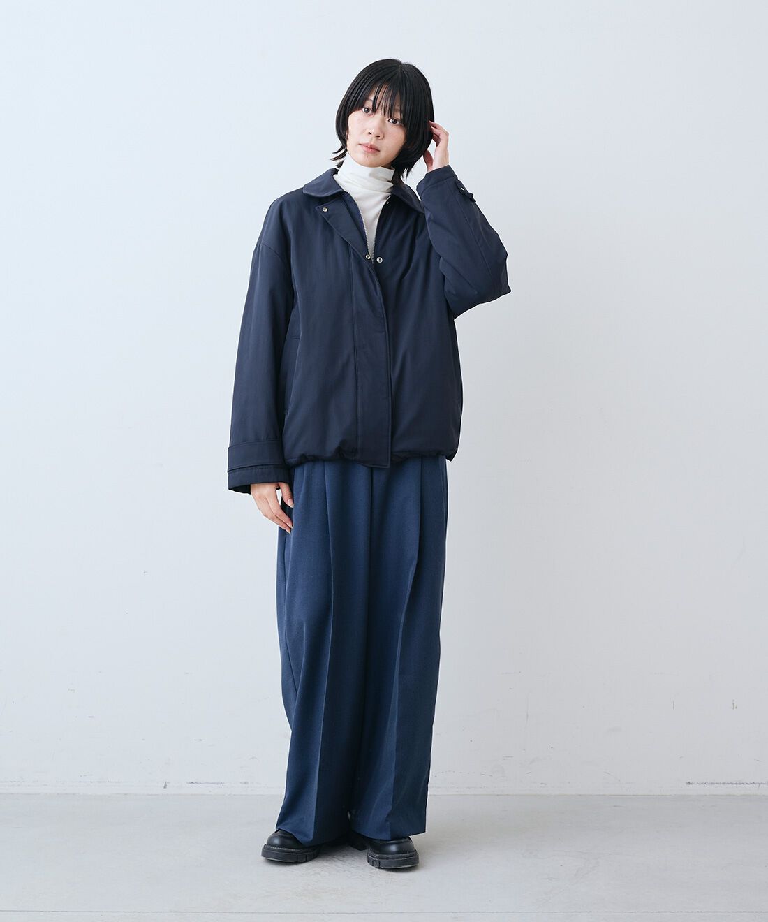 THREE FIFTY STANDARD［スリーフィフティースタンダード］|コットンツイルのダブルコート〈ブラック〉とやさしい肌ざわりシルク混 カットソー タートルのコーディネート