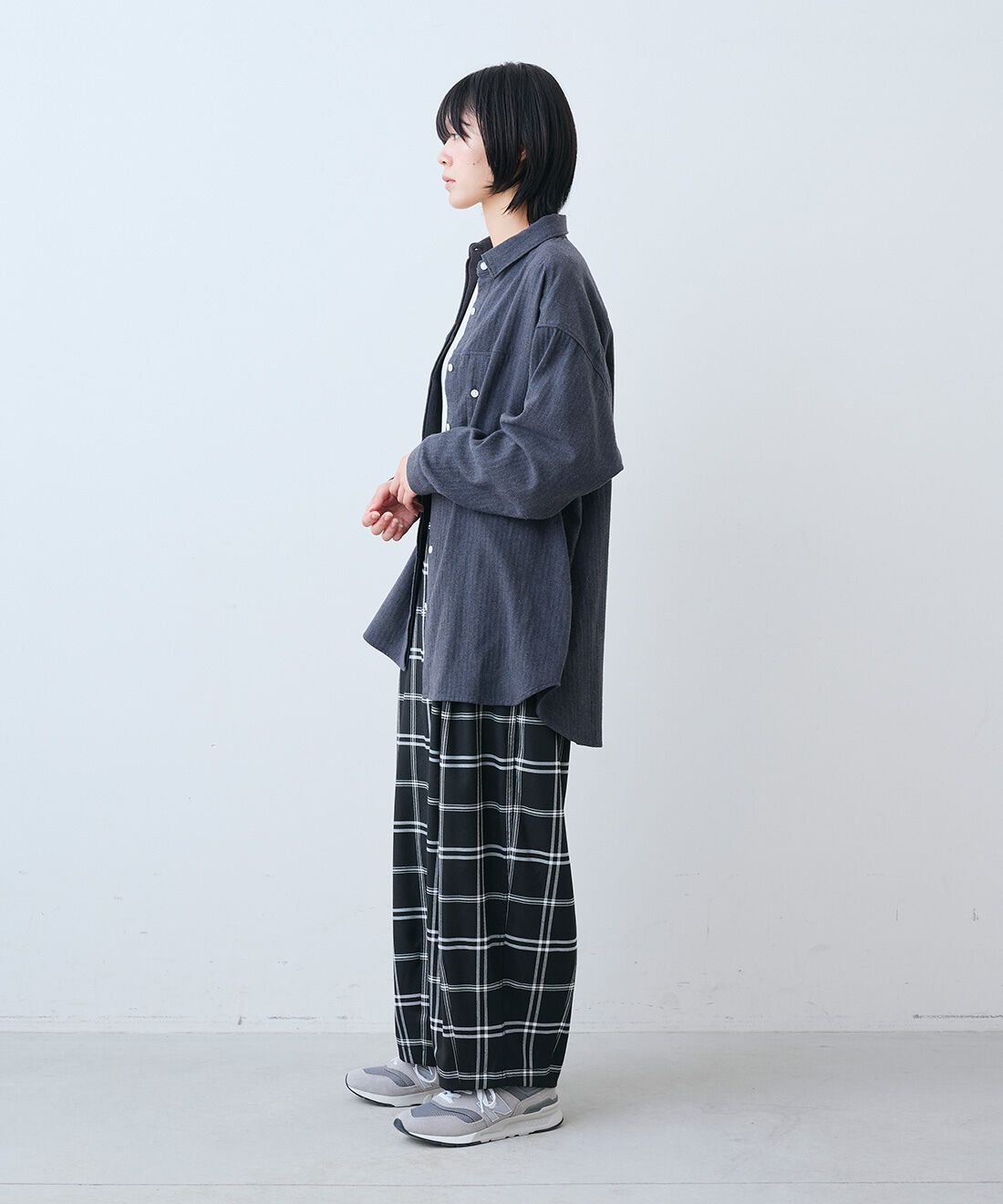 THREE FIFTY STANDARD|あったか起毛のネルシャツ〈ダーク杢グレー〉と金子敦子さんと作った チェックのズボン〈ブラック〉のコーディネート