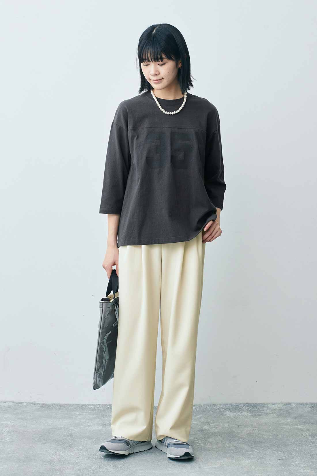 THREE FIFTY STANDARD|フットボールＴシャツＧＹ　ＴＦＳと落ち感がきれいなタックパンツＩＶ　ＴＦＳのコーディネート|モデル身長：163cm 着用サイズ：M