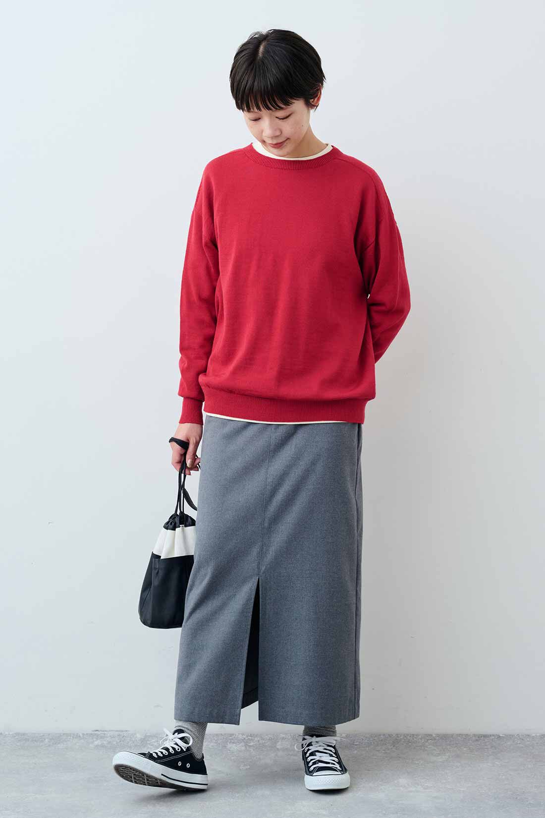 THREE FIFTY STANDARD［スリーフィフティースタンダード］|フライス編みのストレッチラグランスリーブTシャツの会とフロントスリットのタイトスカート〈杢グレー〉のコーディネート|モデル身長：163cm 着用サイズ：M