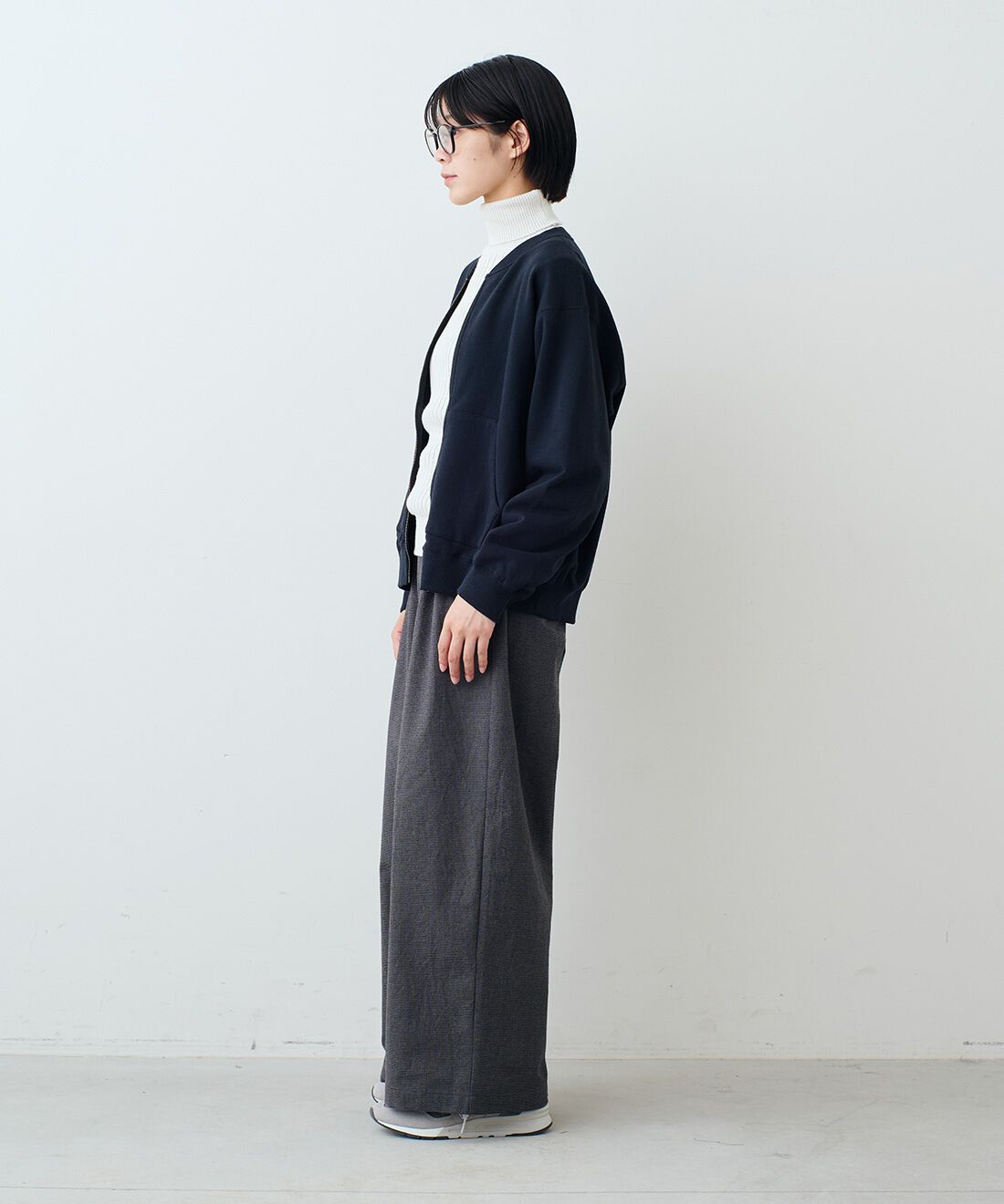 THREE FIFTY STANDARD|ジップアップスウェットジャケットＮＶ　ＴＦＳとコットン１００％リブタートル　ＴＦＳとレザーのワイドボストンバッグＢＫ　ＴＦＳのコーディネート|モデル身長：163cm 着用サイズ：M