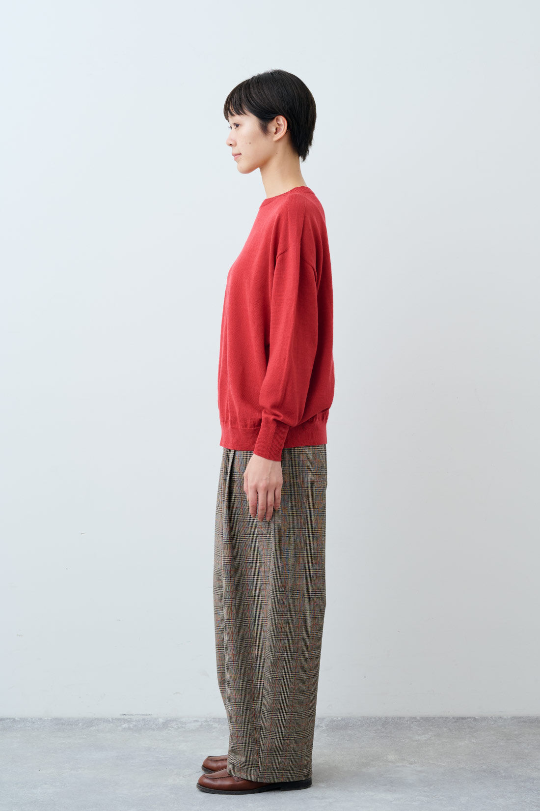THREE FIFTY STANDARD|メリノウールのベーシックセーター〈レッド〉のコーディネート|モデル身長：163cm 着用サイズ：M
