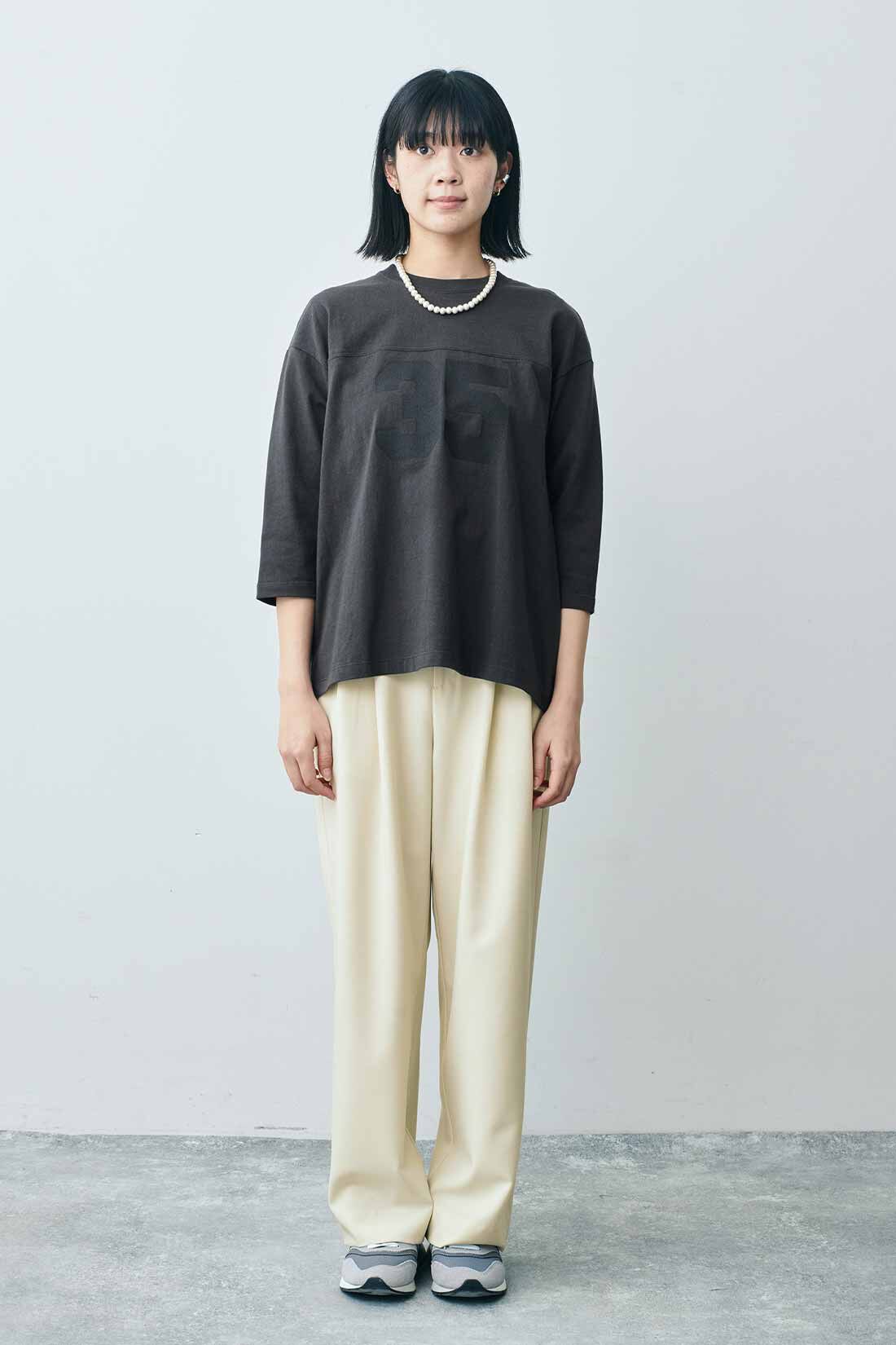 THREE FIFTY STANDARD|フットボールＴシャツＧＹ　ＴＦＳと落ち感がきれいなタックパンツＩＶ　ＴＦＳのコーディネート|モデル身長：163cm 着用サイズ：M