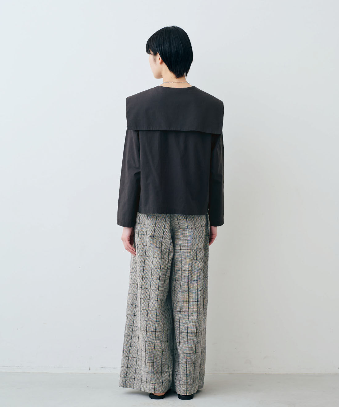 THREE FIFTY STANDARD［スリーフィフティースタンダード］|小谷 実由さんコラボ 綿100％ 国産生地 セーラーシャツカーデジャケット 〈ブラック〉と綿混 ベア天じく ブラキャミソールと綿100％ モノトーンチェック ワイドパンツのコーディネート