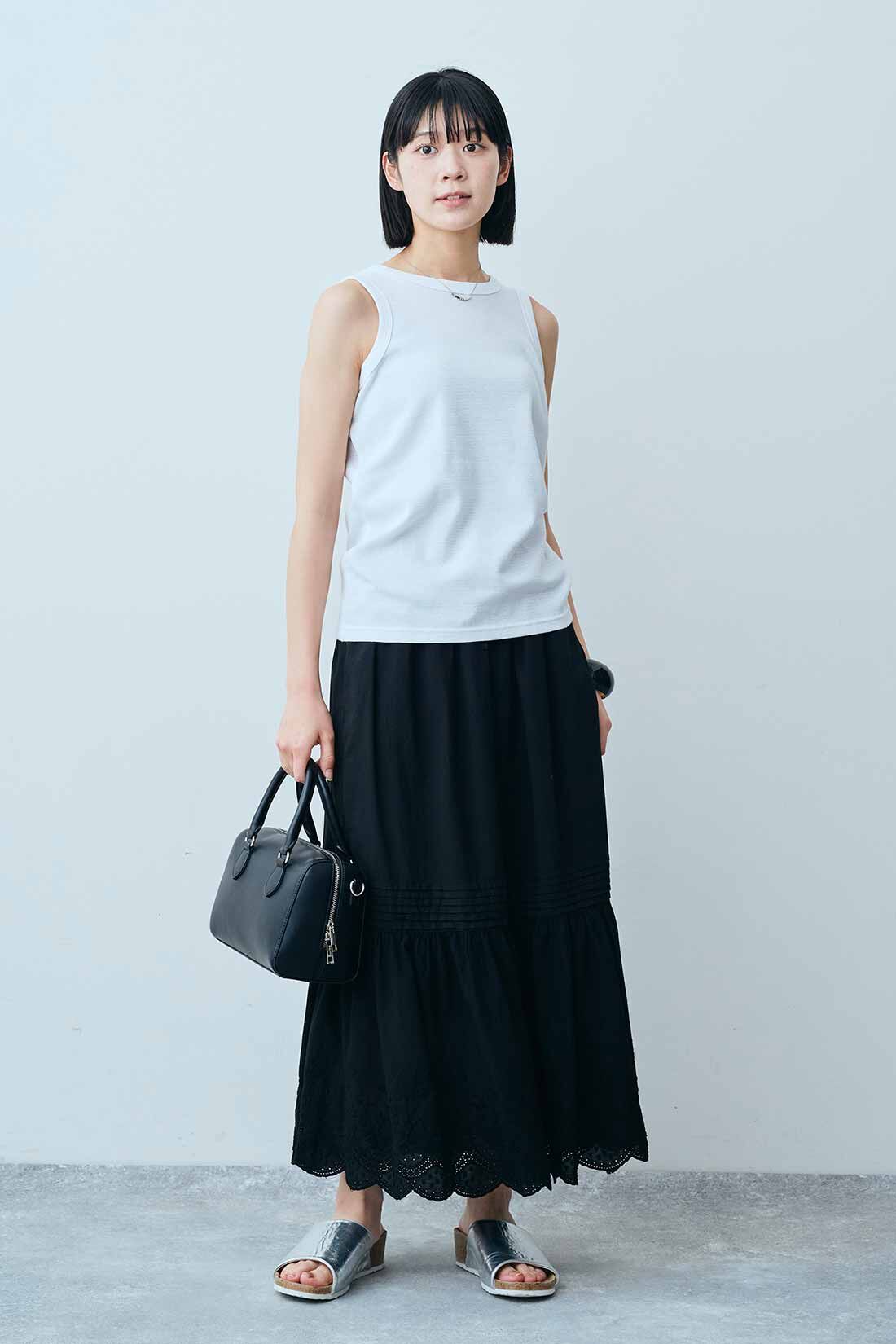 THREE FIFTY STANDARD|コットンレース スカート〈ブラック〉とステンレス ネックレスのコーディネート|モデル身長：163cm 着用サイズ：M