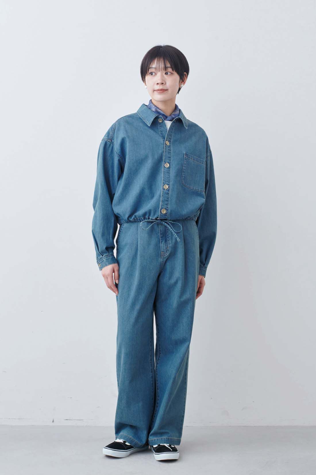 THREE FIFTY STANDARD|ライトデニムのシャツジャケットとシルキーな肌ざわりのベーシックなTシャツの会とライトデニムのタックワイドパンツのコーディネート