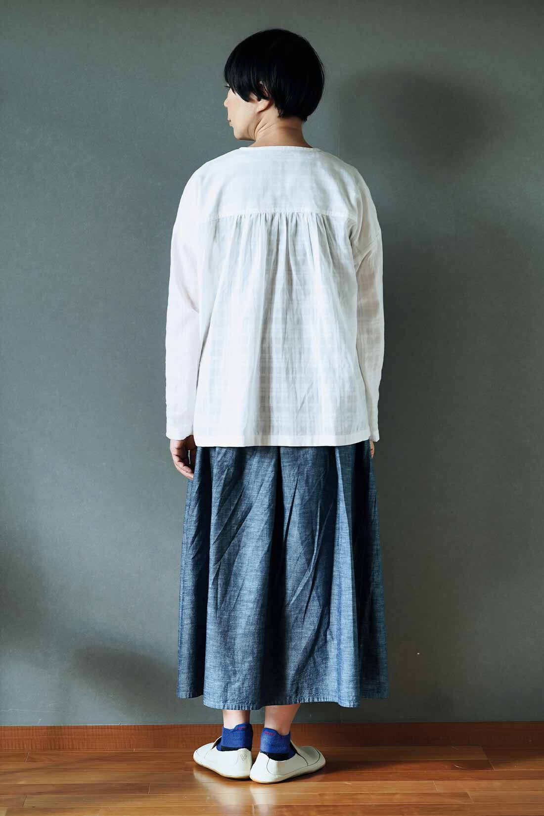 THREE FIFTY STANDARD|金子さんコットンカーディガンＷＨ　ＴＦＳとインディゴブルーのギャザースカート　ＴＦＳのコーディネート