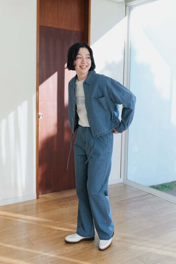 THREE FIFTY STANDARD［スリーフィフティースタンダード］ | ライトデニムのタックワイドパンツ