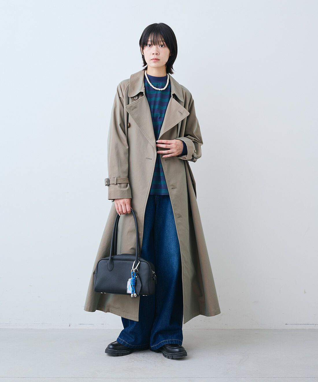 THREE FIFTY STANDARD［スリーフィフティースタンダード］|レトロなボーダーTシャツ　と11.5oz デニムのペインター パンツとレザーのワイド ボストンバッグ〈ブラック〉のコーディネート