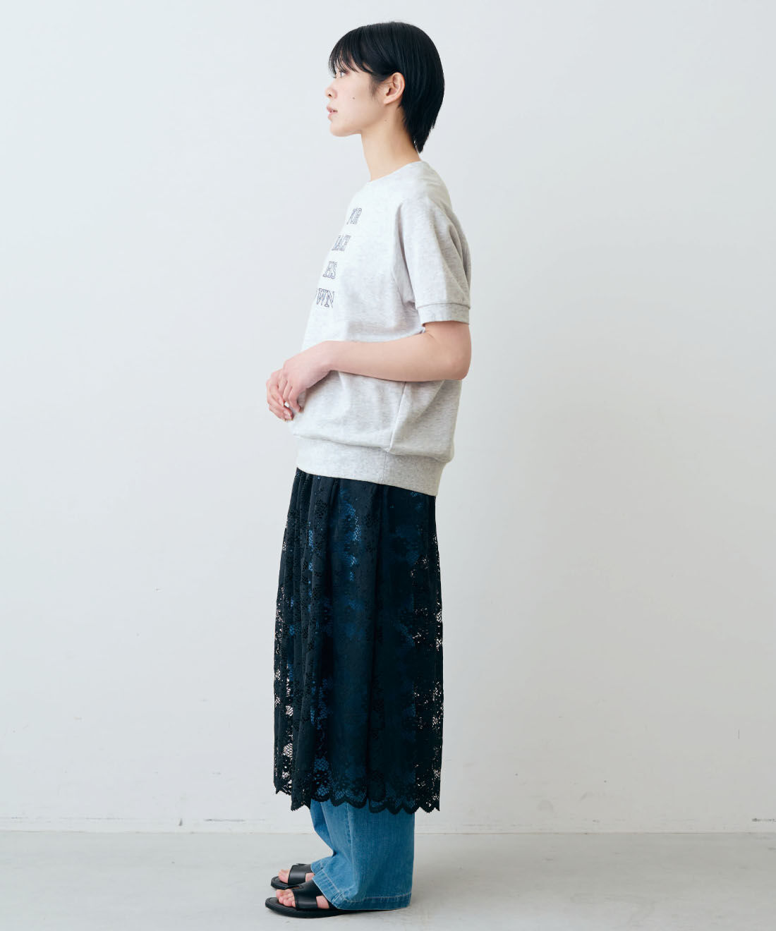 THREE FIFTY STANDARD［スリーフィフティースタンダード］|ペチコート付き レース ギャザースカート 〈ブラック〉とライトデニムのタックワイドパンツのコーディネート