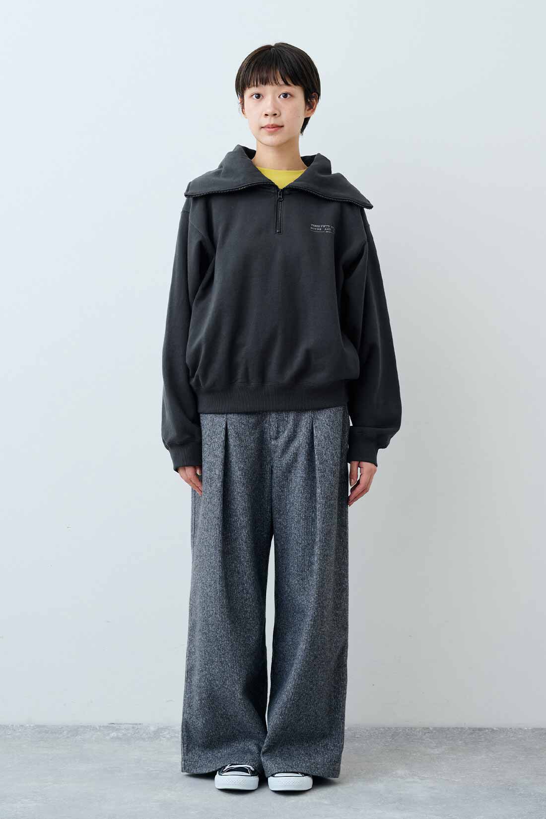 THREE FIFTY STANDARD|フライス編みのストレッチラグランスリーブTシャツの会と小谷 実由さんと作った チェック柄のワイドパンツ〈グレー〉のコーディネート|モデル身長：163cm 着用サイズ：M