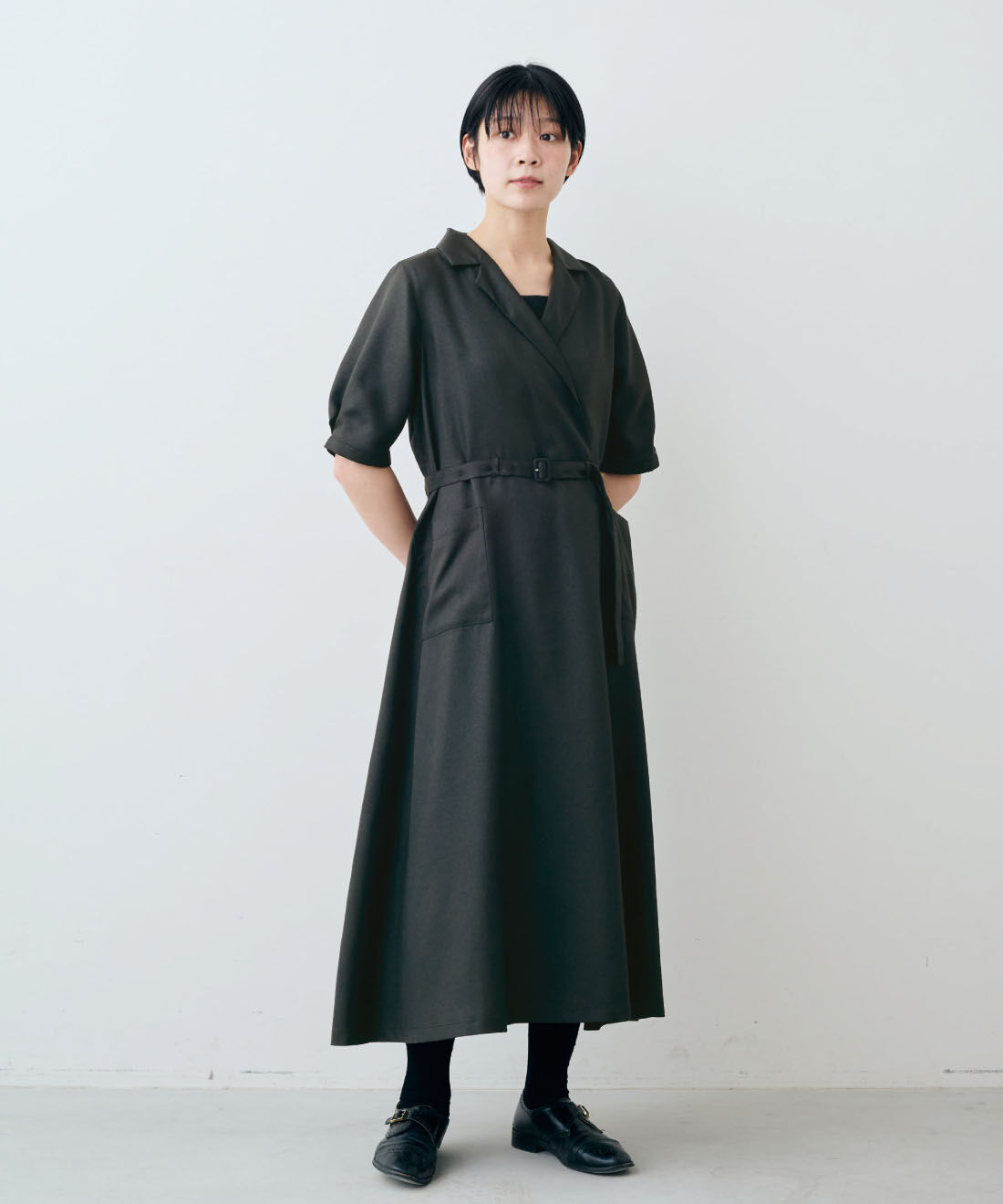 THREE FIFTY STANDARD［スリーフィフティースタンダード］|THREE FIFTY STANDARD　小谷 実由さんと作った 共ベルトのついたワンピース〈ブラック〉|モデル身長：163cm　着用サイズ：M