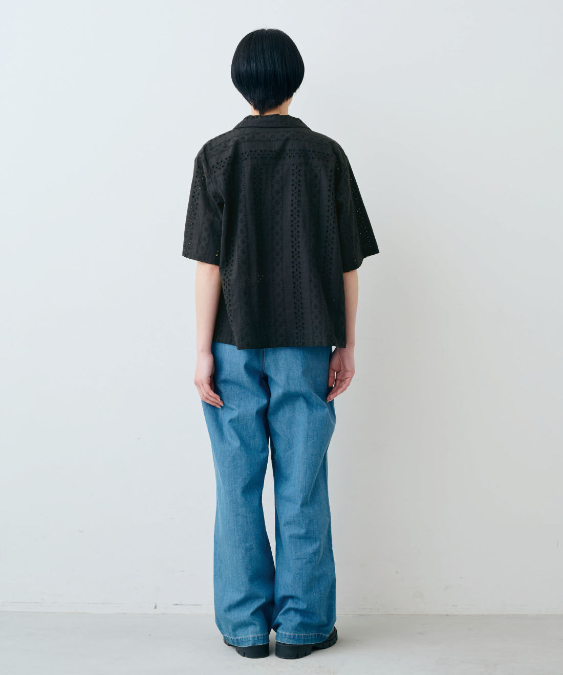THREE FIFTY STANDARD［スリーフィフティースタンダード］|THREE FIFTY STANDARD　コットンレースの開衿シャツ〈ブラック〉|モデル身長：163cm　着用サイズ：M