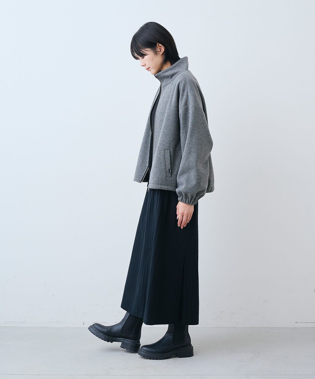 THREE FIFTY STANDARD［スリーフィフティースタンダード］|ヘリンボーン柄のブルゾン〈グレー〉と日本製リサイクル素材ニットセーター〈ブラック〉のコーディネート