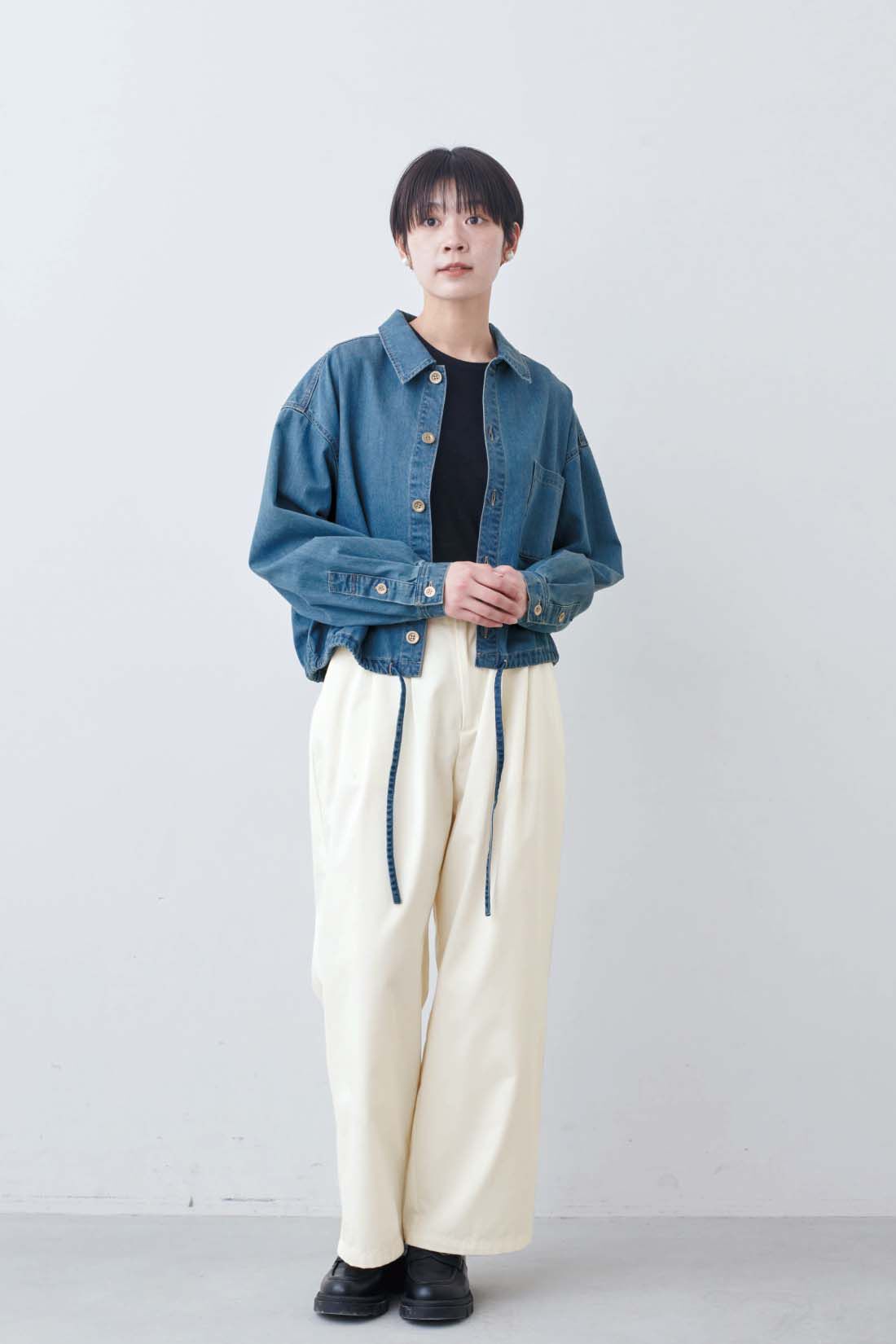 THREE FIFTY STANDARD|シアーなカットソートップスの会とカジュアルすぎないチノパンツ〈アイボリー〉のコーディネート