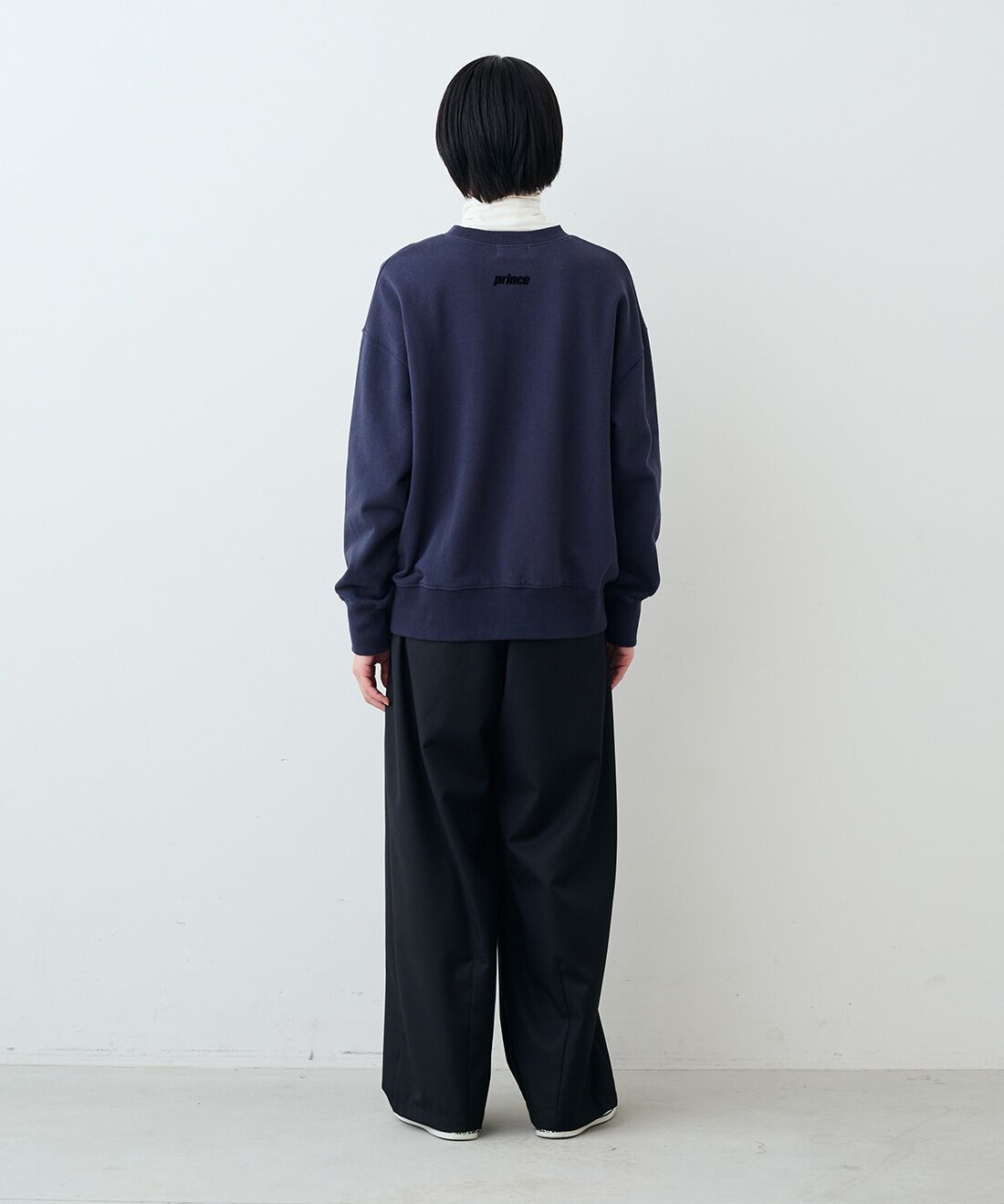 THREE FIFTY STANDARD|クルーネックスウェットトップスＣＨ　ＴＦＳとシルク混タートル　ＴＦＳのコーディネート|モデル身長：163cm 着用サイズ：M