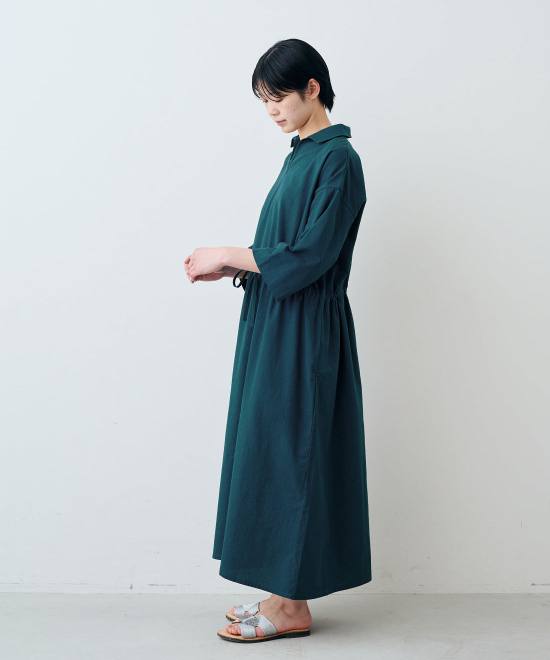 THREE FIFTY STANDARD［スリーフィフティースタンダード］|THREE FIFTY STANDARD　金子敦子さんと作った国産麻混生地のスキッパーワンピース〈ブルーグリーン〉|モデル身長：163cm　着用サイズ：M