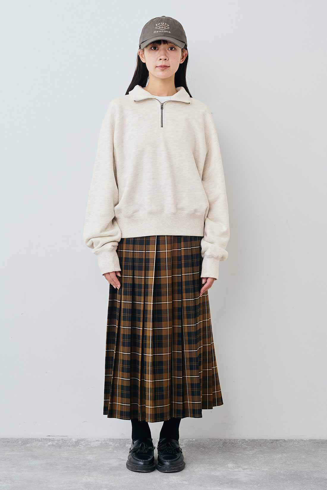 THREE FIFTY STANDARD［スリーフィフティースタンダード］|シアークルーネックロングＴシャツ　ＴＦＳとPeter MacArthur チェックのプリーツスカート〈ブラウン〉と刺しゅう スーベニアキャップ〈チャコールブラウン〉のコーディネート