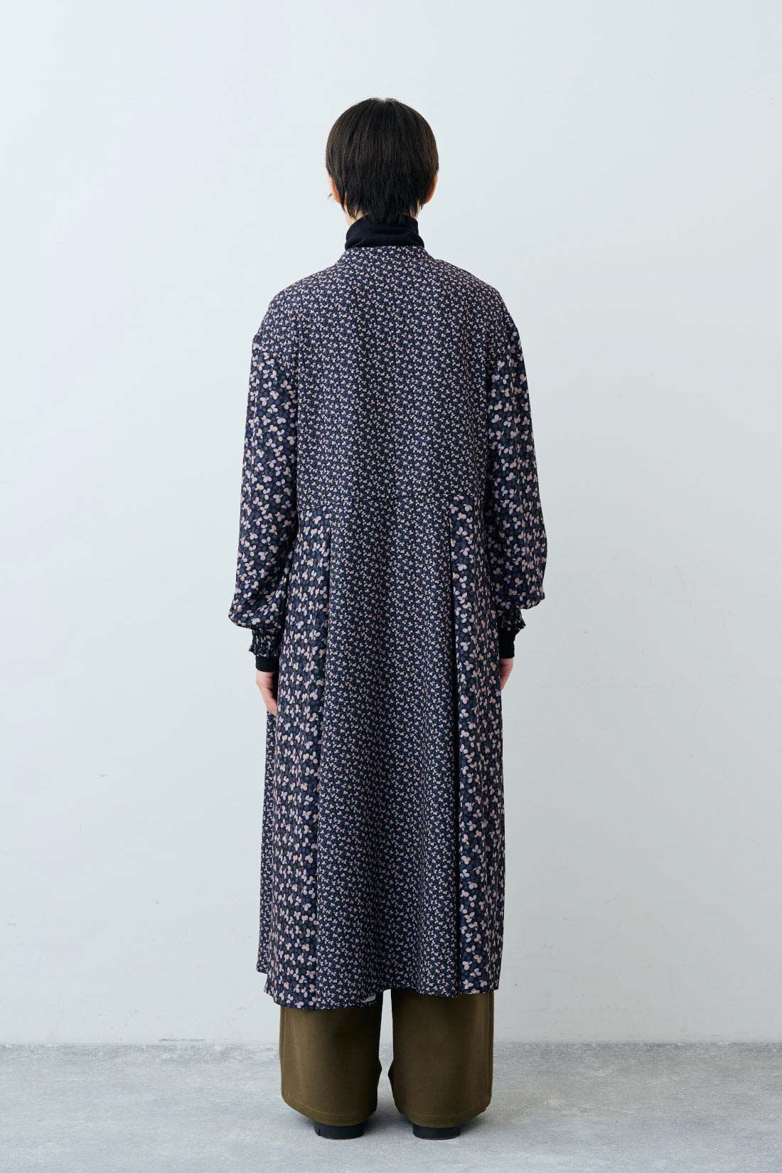 THREE FIFTY STANDARD|ミュルーズモダン 切り替えデザインのヴィンテージパターンワンピース〈ブラック〉とゆるっとワイドパンツ〈カーキ〉のコーディネート|モデル身長：163cm 着用サイズ：M