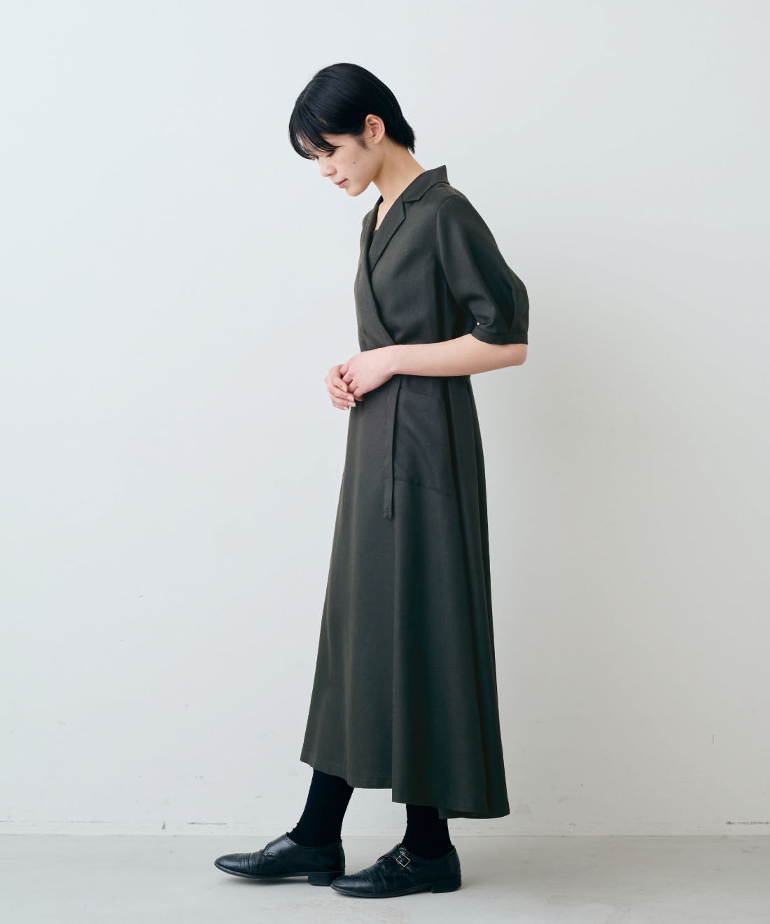THREE FIFTY STANDARD［スリーフィフティースタンダード］|小谷 実由さんコラボ 共ベルト付き ワンピース 〈ブラック〉と綿混 ベア天じく ブラキャミソールのコーディネート