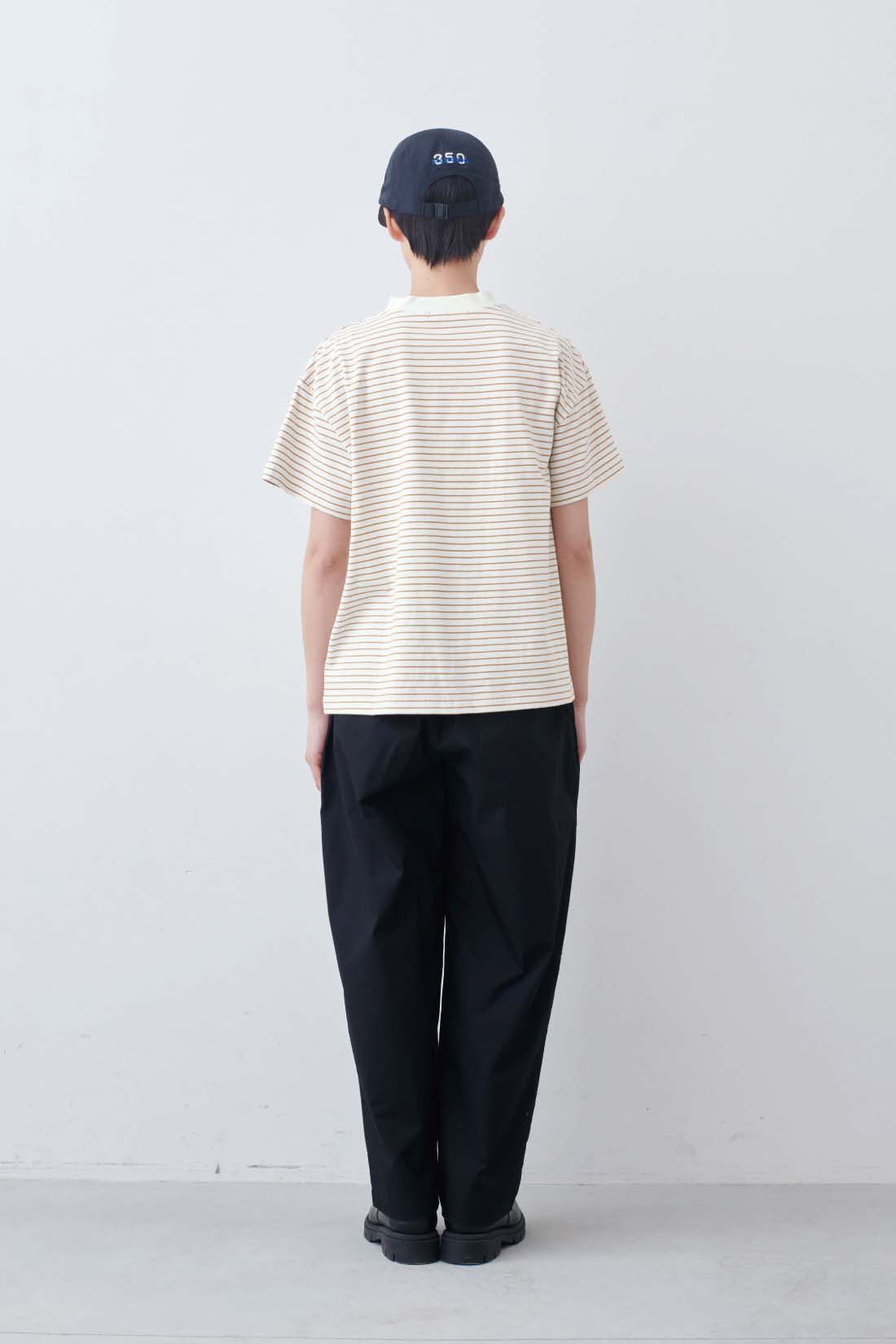 THREE FIFTY STANDARD|こだわりボーダーTシャツの会とラフなシルエットのテーパードパンツ〈ブラック〉のコーディネート