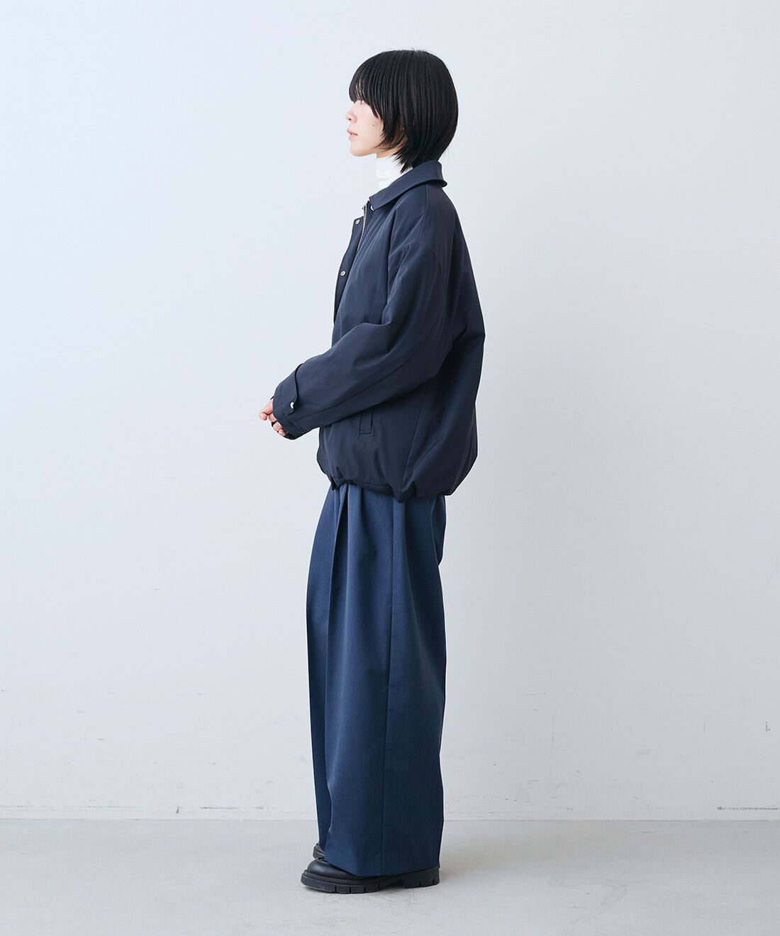 THREE FIFTY STANDARD［スリーフィフティースタンダード］|コットンツイルのダブルコート〈ブラック〉とやさしい肌ざわりシルク混 カットソー タートルのコーディネート