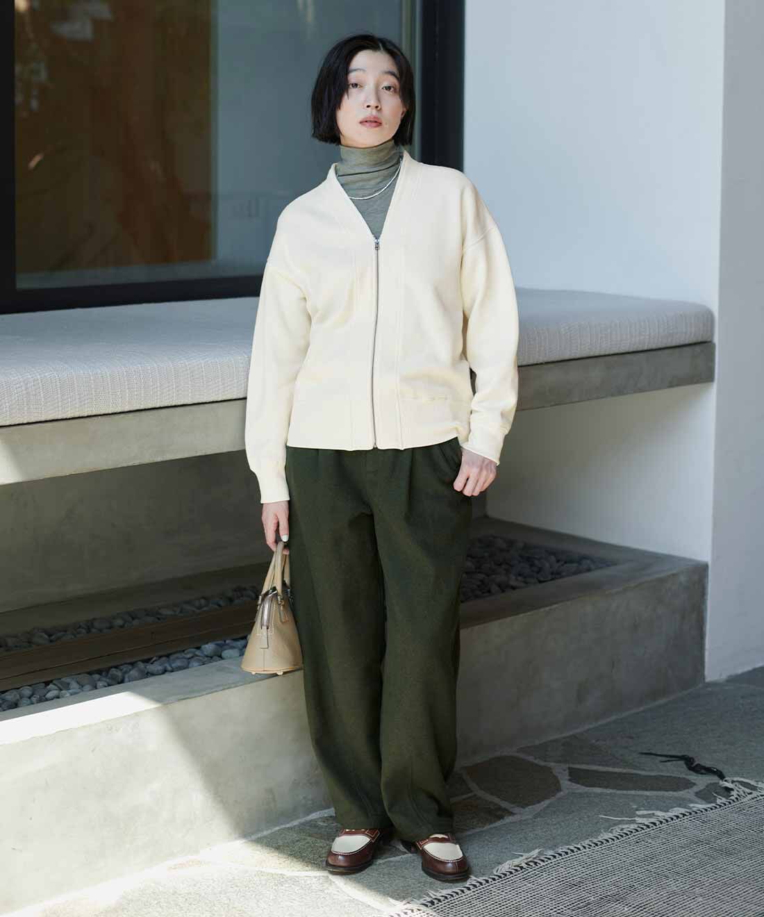 THREE FIFTY STANDARD［スリーフィフティースタンダード］|やさしい肌ざわりシルク混 カットソー タートルとミリタリーテイストの起毛タックパンツ〈オリーブグリーン〉のコーディネート