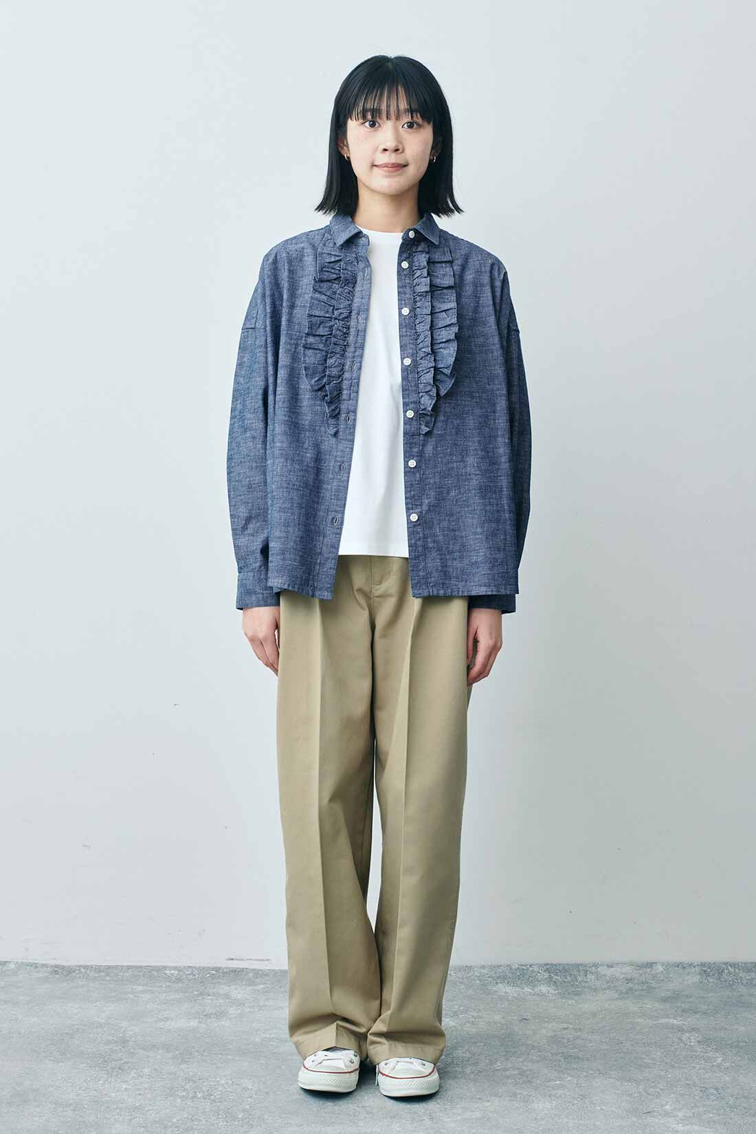 THREE FIFTY STANDARD|インディゴブルーのフリルシャツ　ＴＦＳとシルケット加工Ｔシャツ　ＴＦＳのコーディネート|モデル身長：163cm 着用サイズ：M