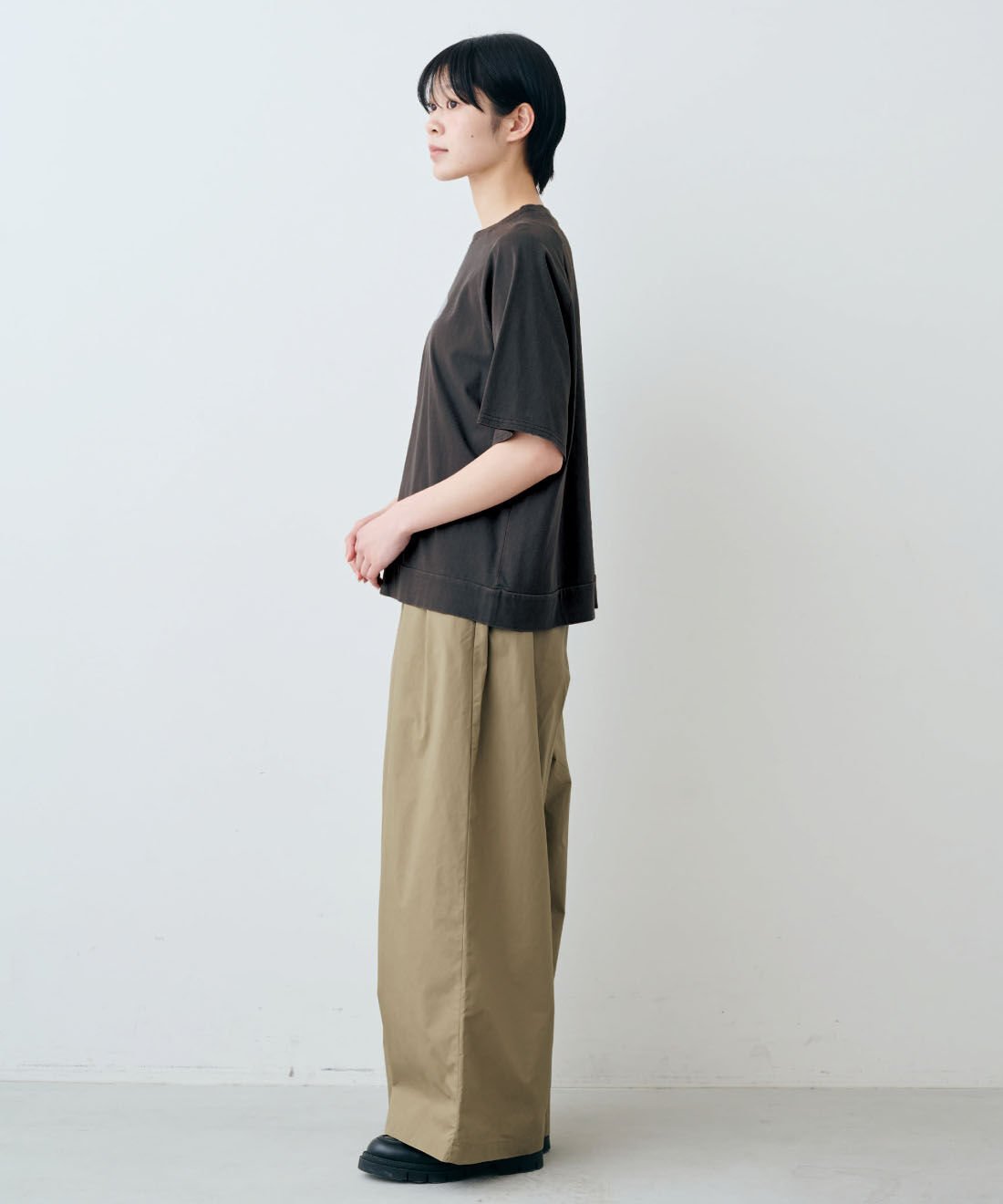 THREE FIFTY STANDARD|綿100％ 上品 接触冷感素材 ワイドパンツ 〈カーキベージュ〉のコーディネート