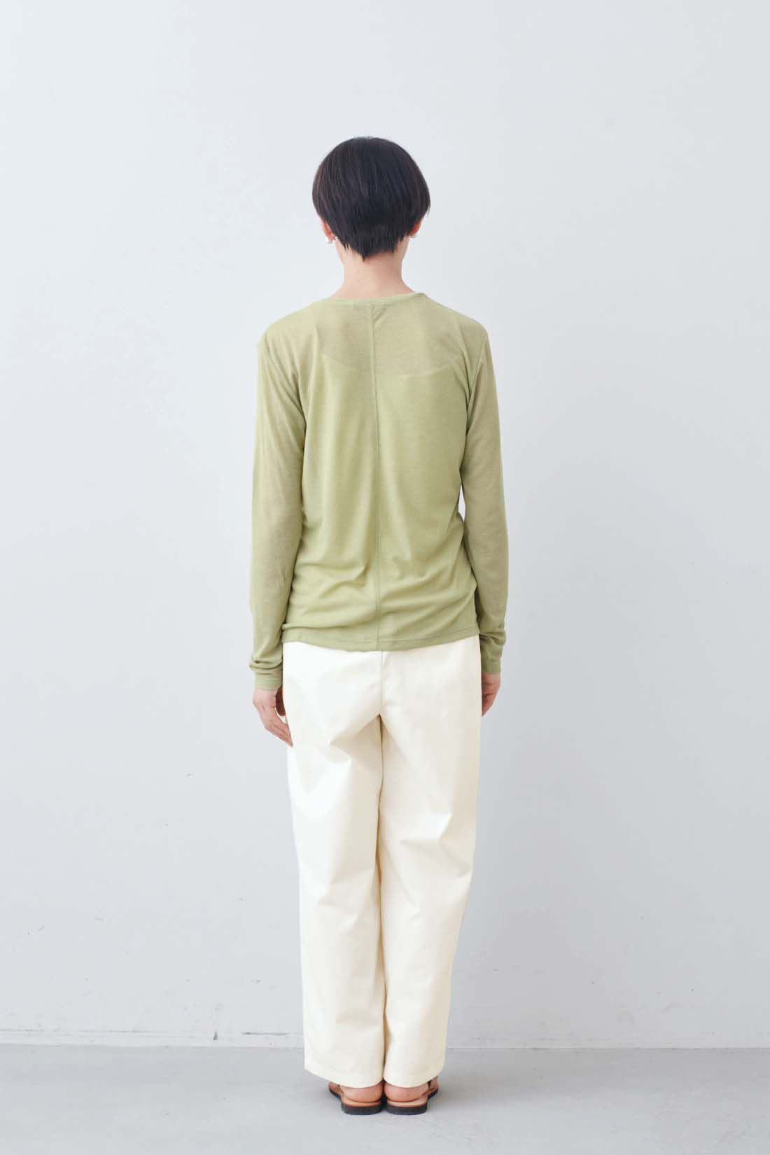 THREE FIFTY STANDARD|カジュアルすぎないチノパンツ〈アイボリー〉のコーディネート