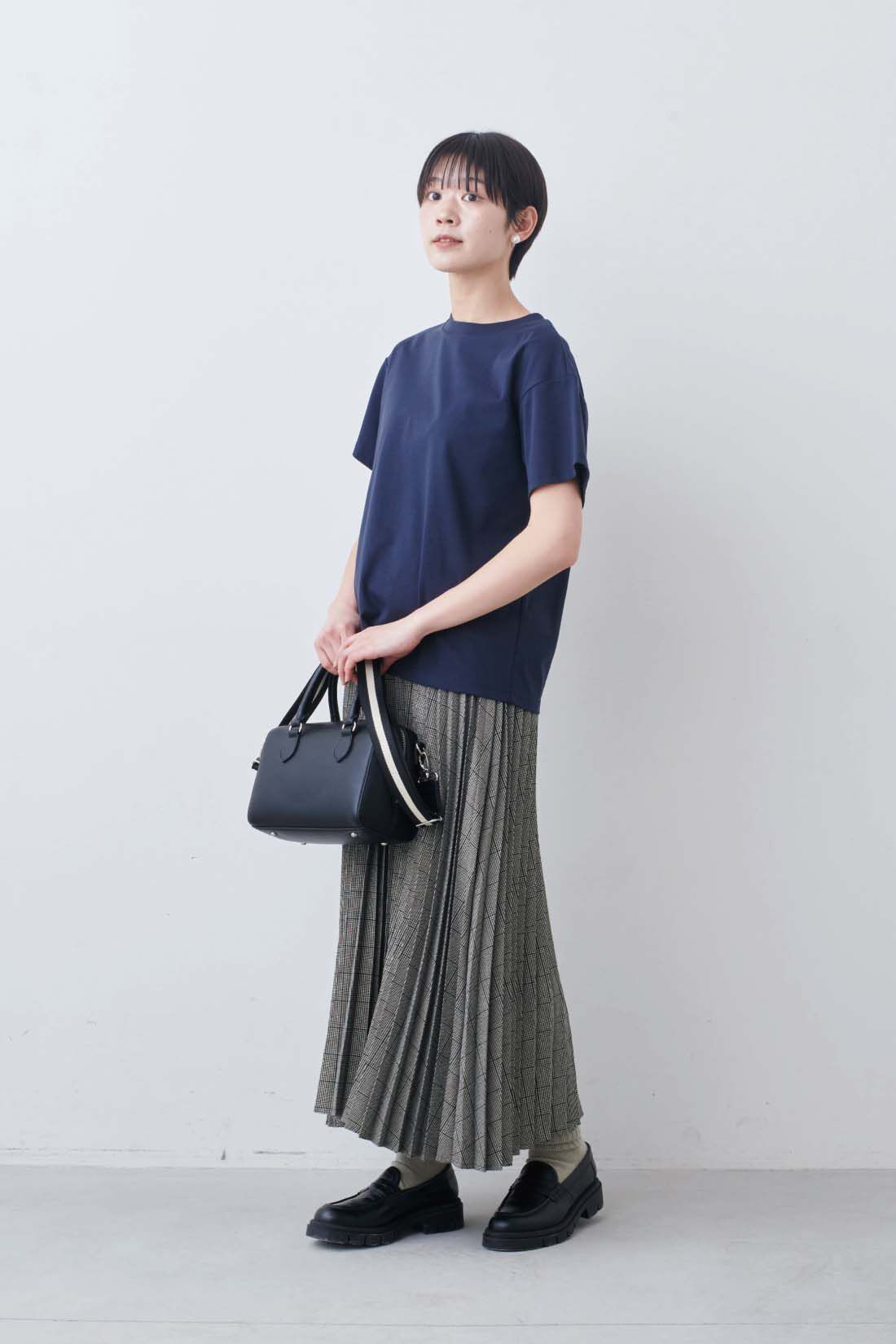 THREE FIFTY STANDARD|モノトーンチェックのプリーツスカートのコーディネート