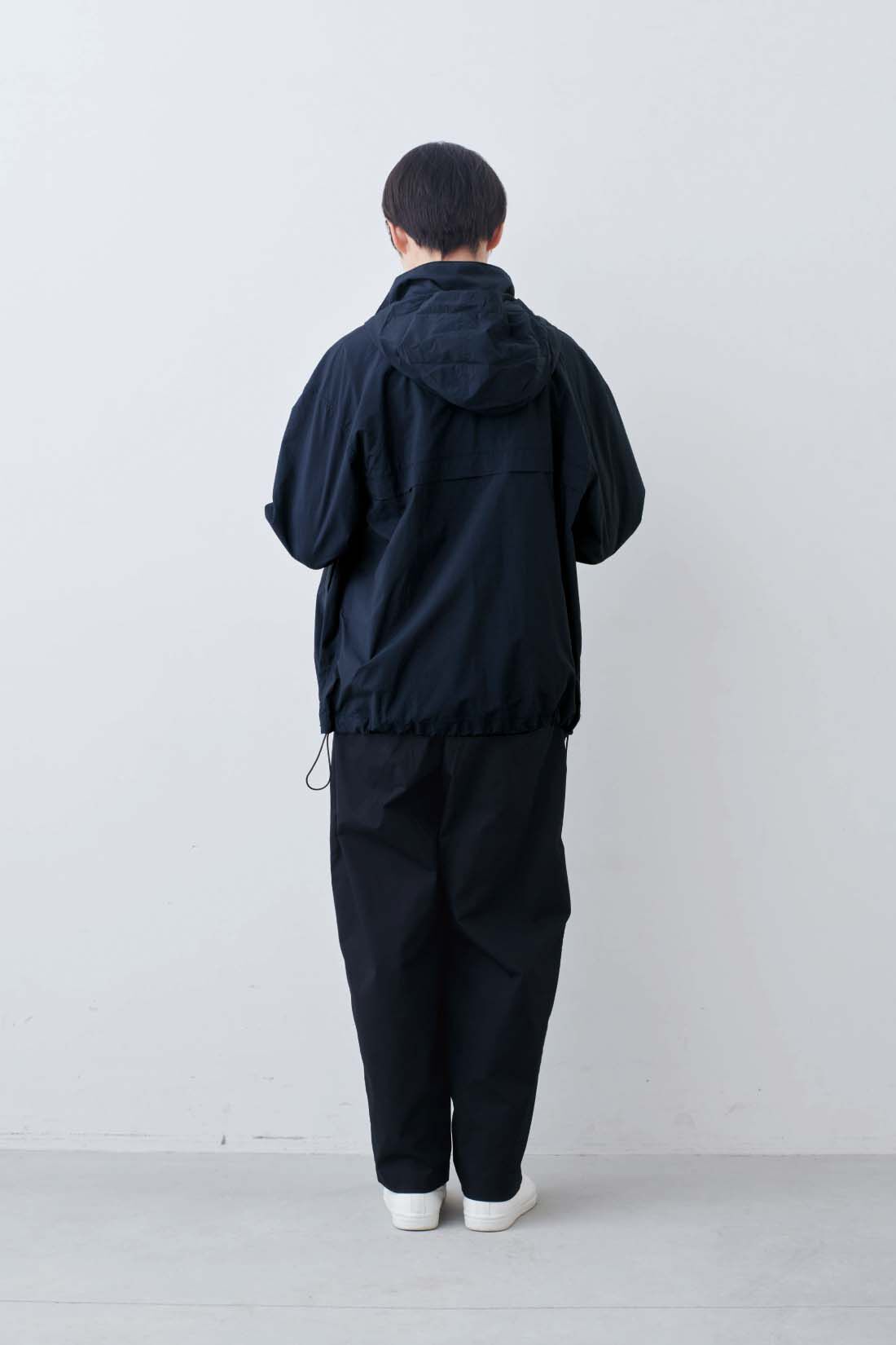 THREE FIFTY STANDARD［スリーフィフティースタンダード］|軽量 撥水ナイロンパーカー〈ネイビー〉とこだわりボーダーTシャツの会とラフなシルエットのテーパードパンツ〈ブラック〉のコーディネート