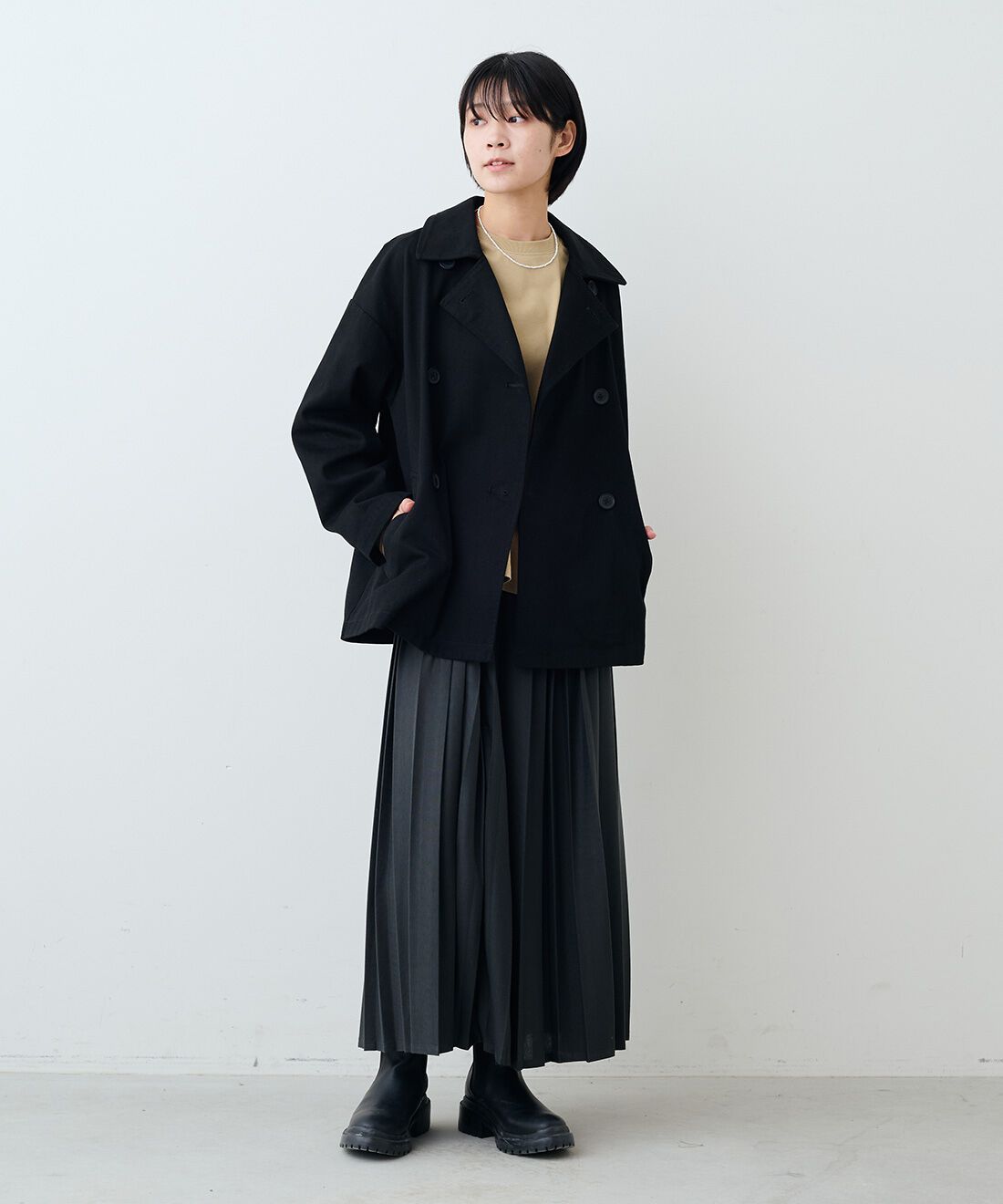 THREE FIFTY STANDARD|コットンツイルのダブルコートＢＫ　ＴＦＳと吸水速乾長袖Ｔシャツ　ＴＦＳとカットソーのプリーツスカートＧＹ　ＴＦＳのコーディネート|モデル身長：163cm 着用サイズ：M