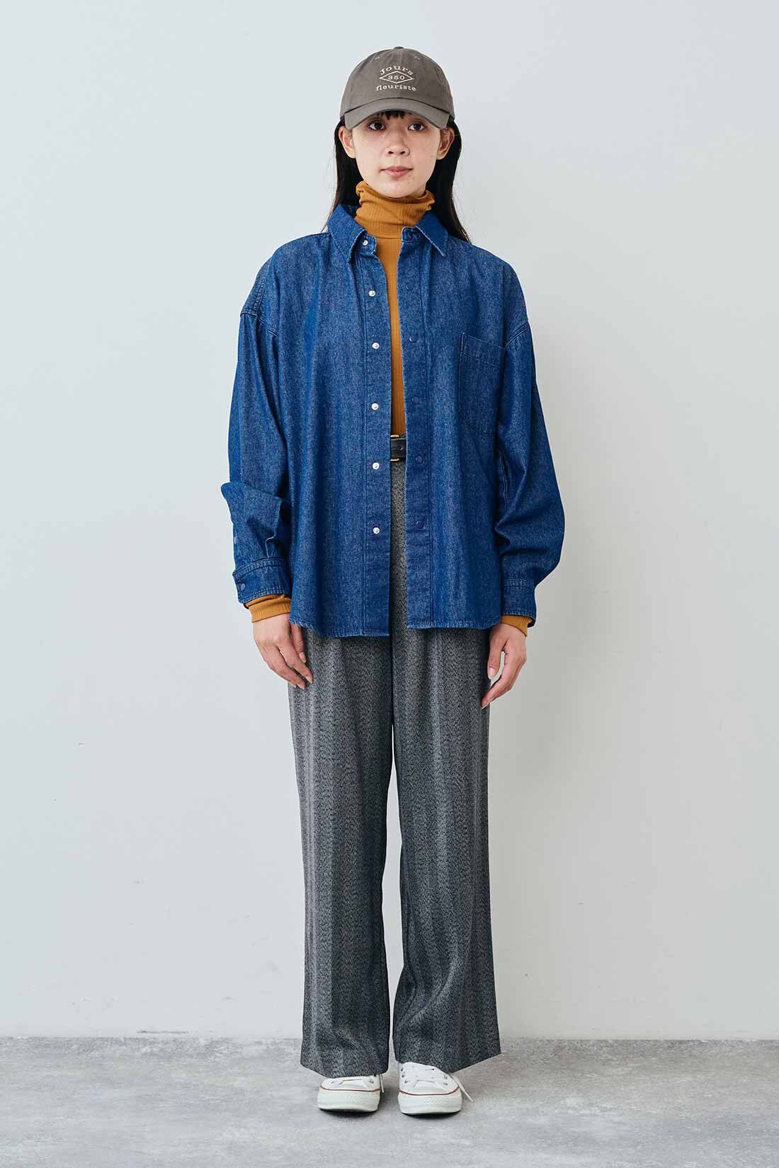 THREE FIFTY STANDARD|綿100％ ベーシックなデニムシャツとランダムテレコのカットソータートル〈キャメル〉とヘリンボーン素材のワイドパンツ〈チャコールグレー〉のコーディネート