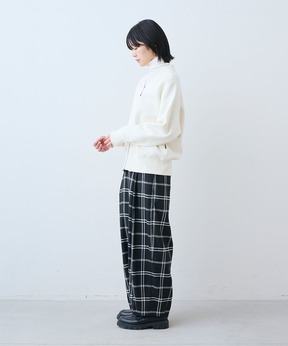 THREE FIFTY STANDARD［スリーフィフティースタンダード］|やさしい肌ざわりシルク混 カットソー タートルと金子敦子さんと作った チェックのズボン〈ブラック〉のコーディネート